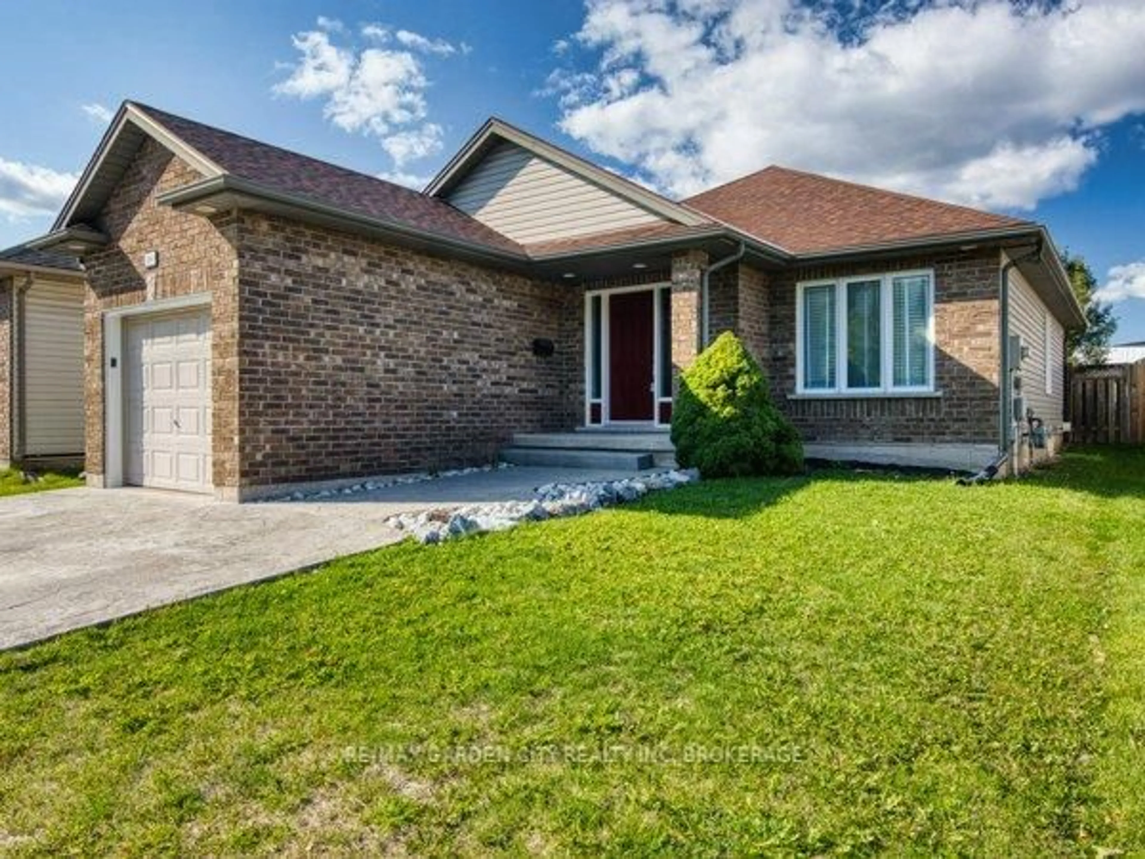 Home with brick exterior material, street for 180 Drapers St, Welland Ontario L3C 7N2