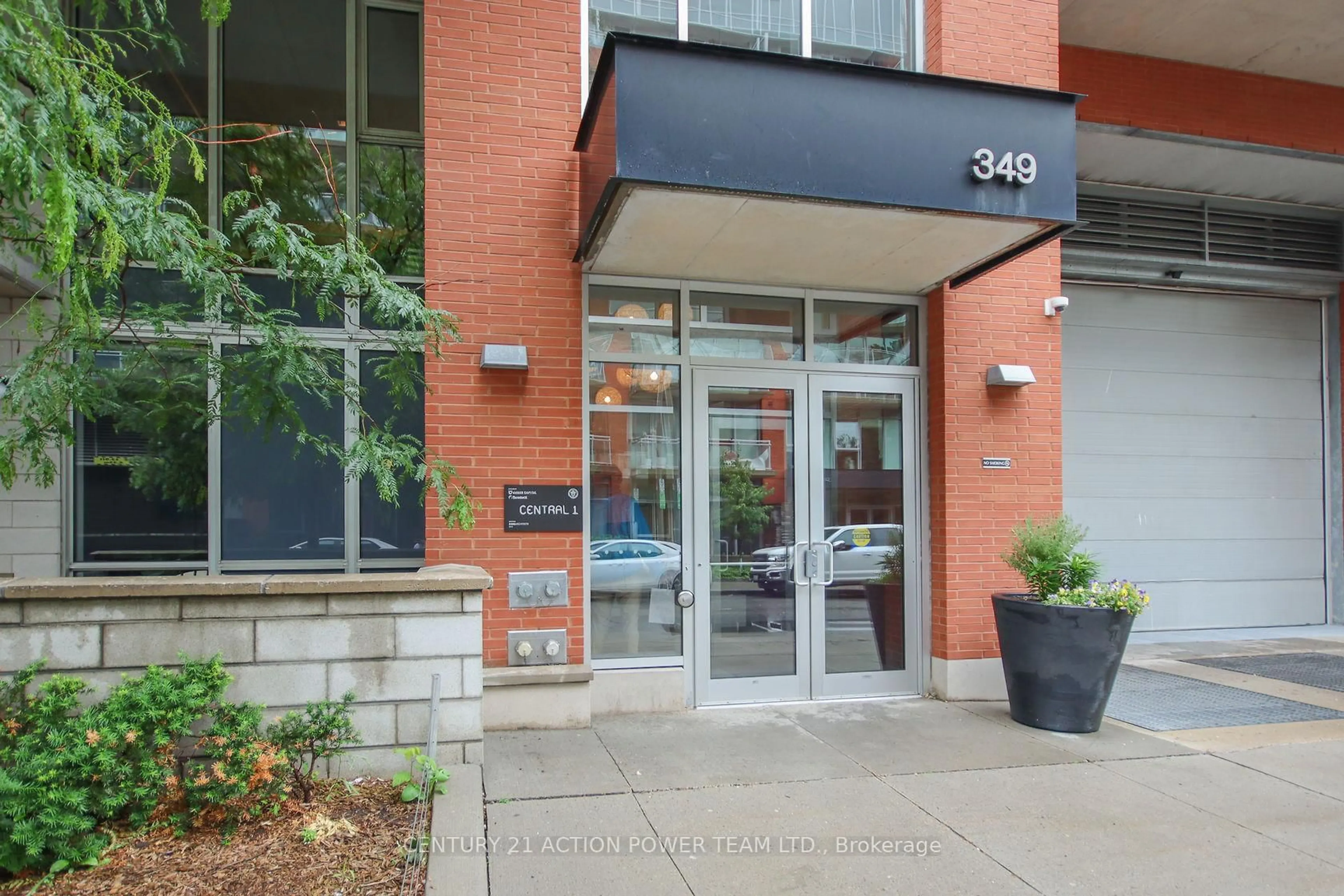 Indoor foyer for 349 Mcleod St #827, Ottawa Ontario K2P 0S1