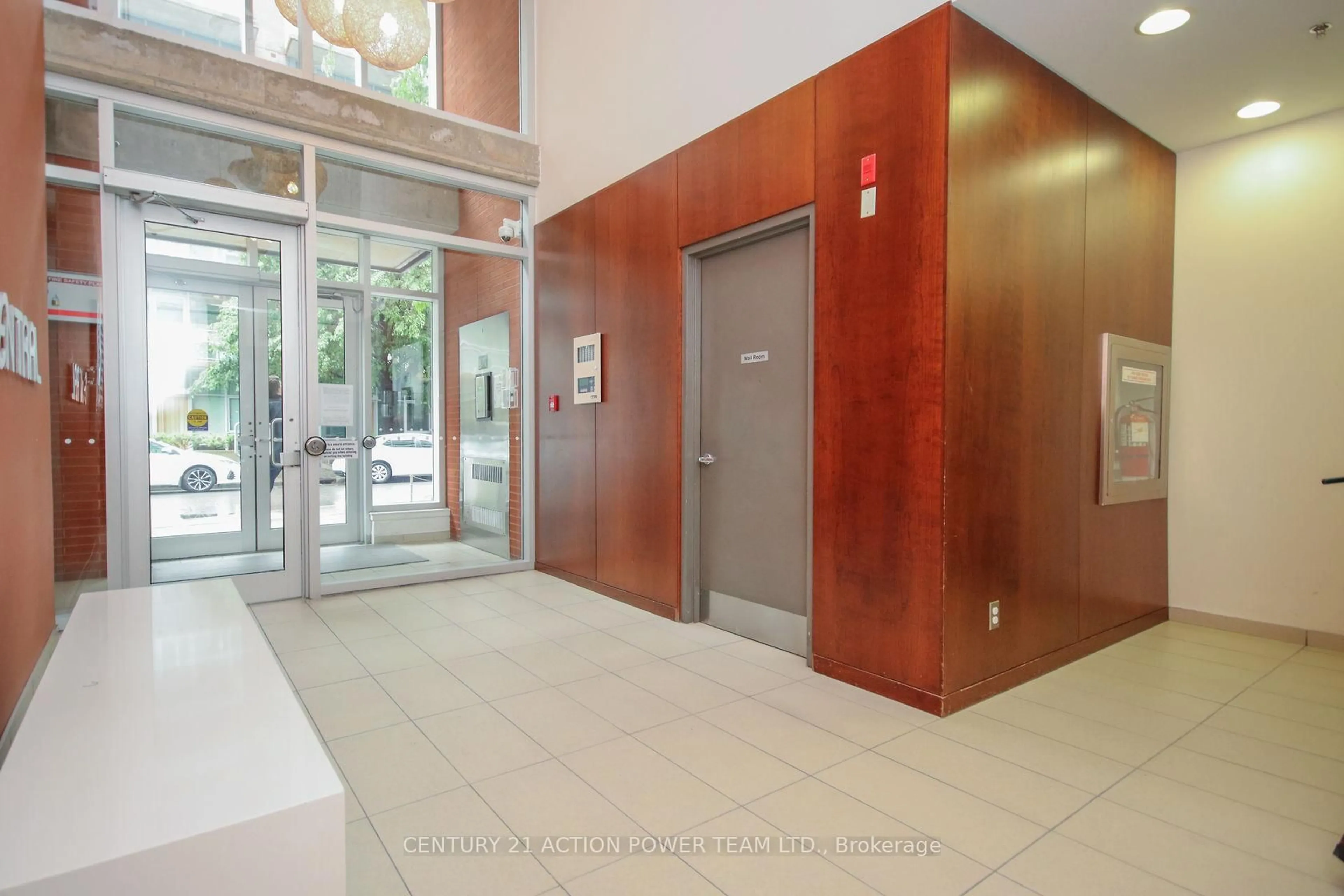 Indoor foyer for 349 Mcleod St #827, Ottawa Ontario K2P 0S1