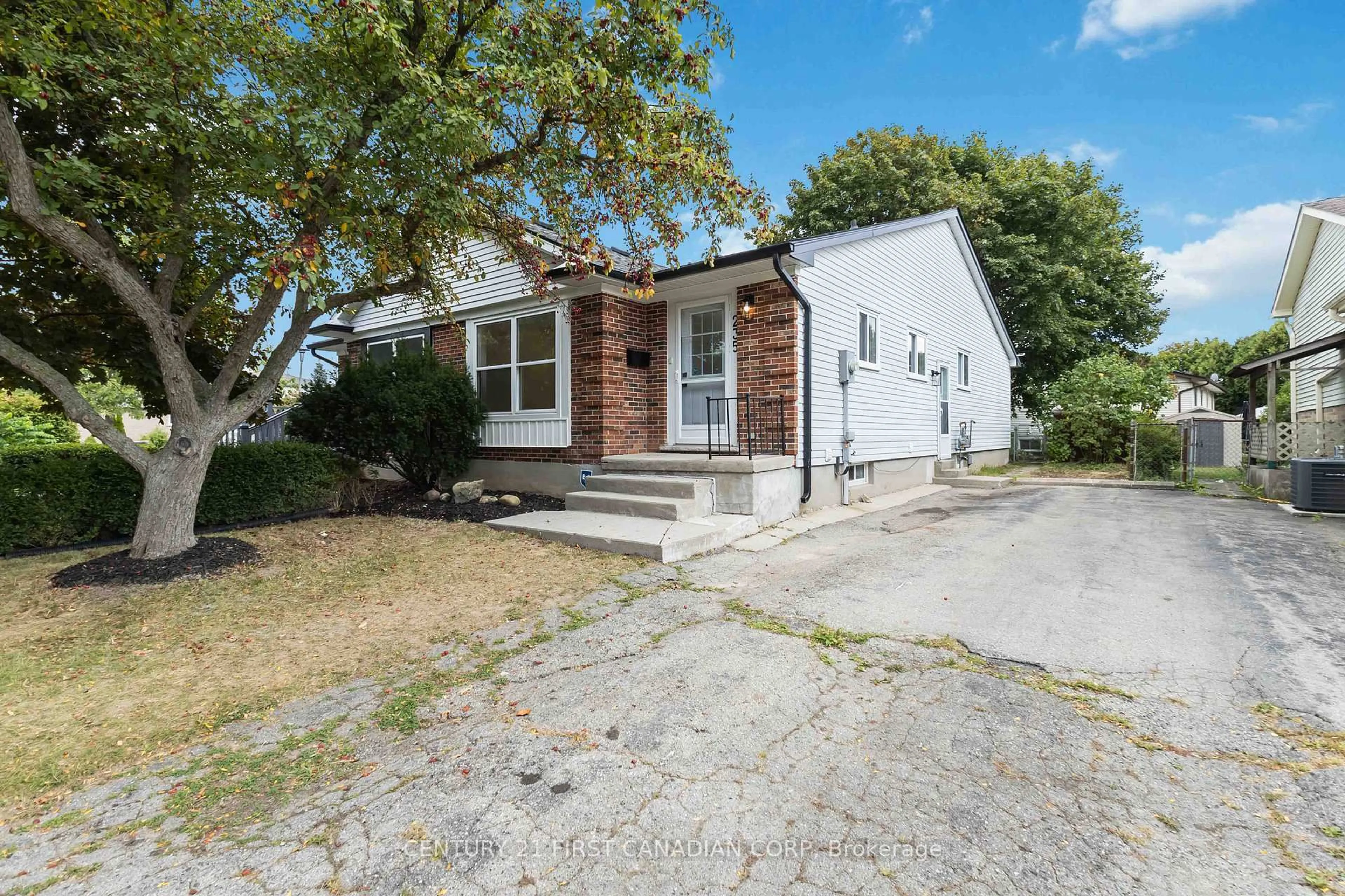 Home with vinyl exterior material, street for 235 Banbury Rd, London South Ontario N5Z 4M1