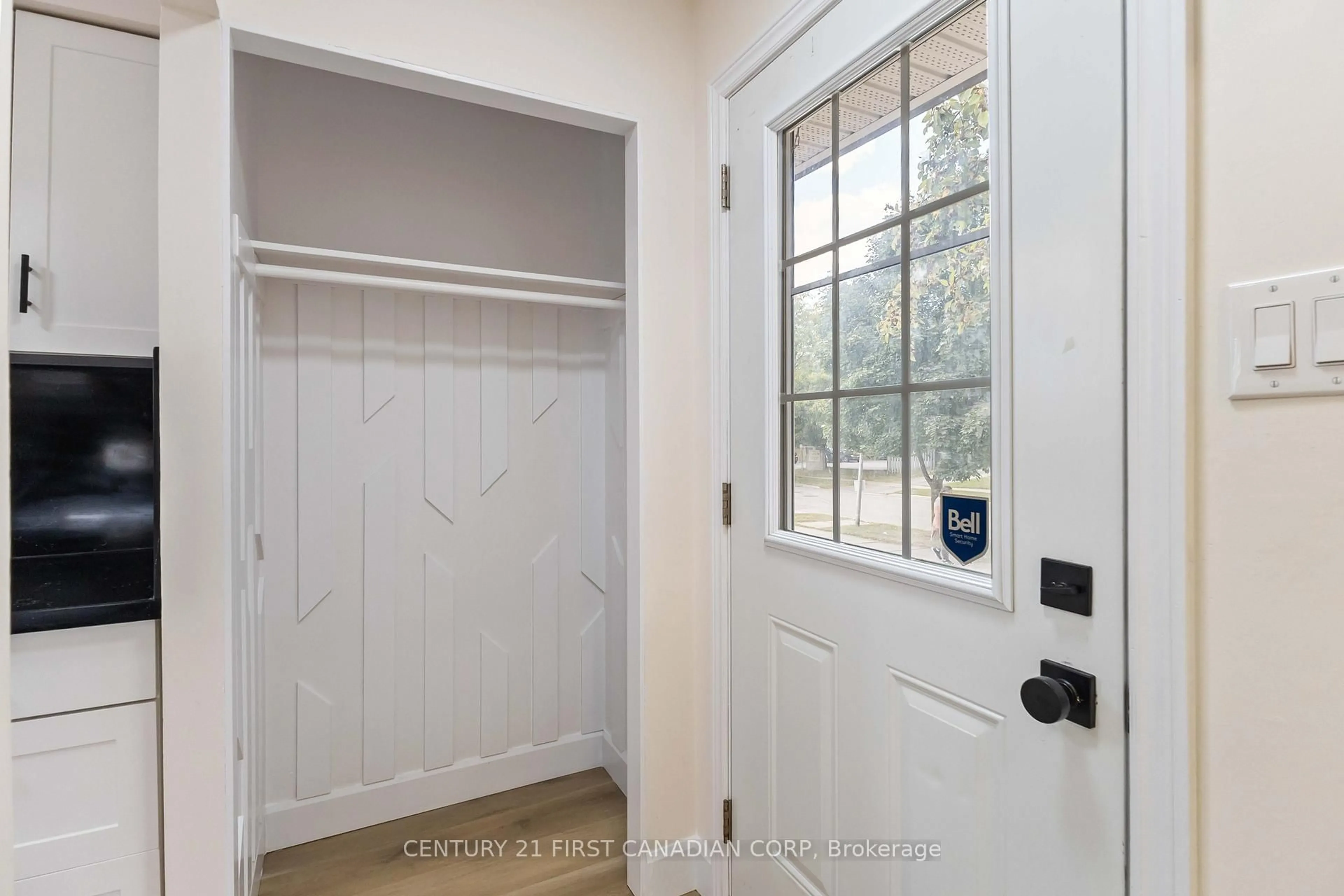 Indoor entryway for 235 Banbury Rd, London South Ontario N5Z 4M1