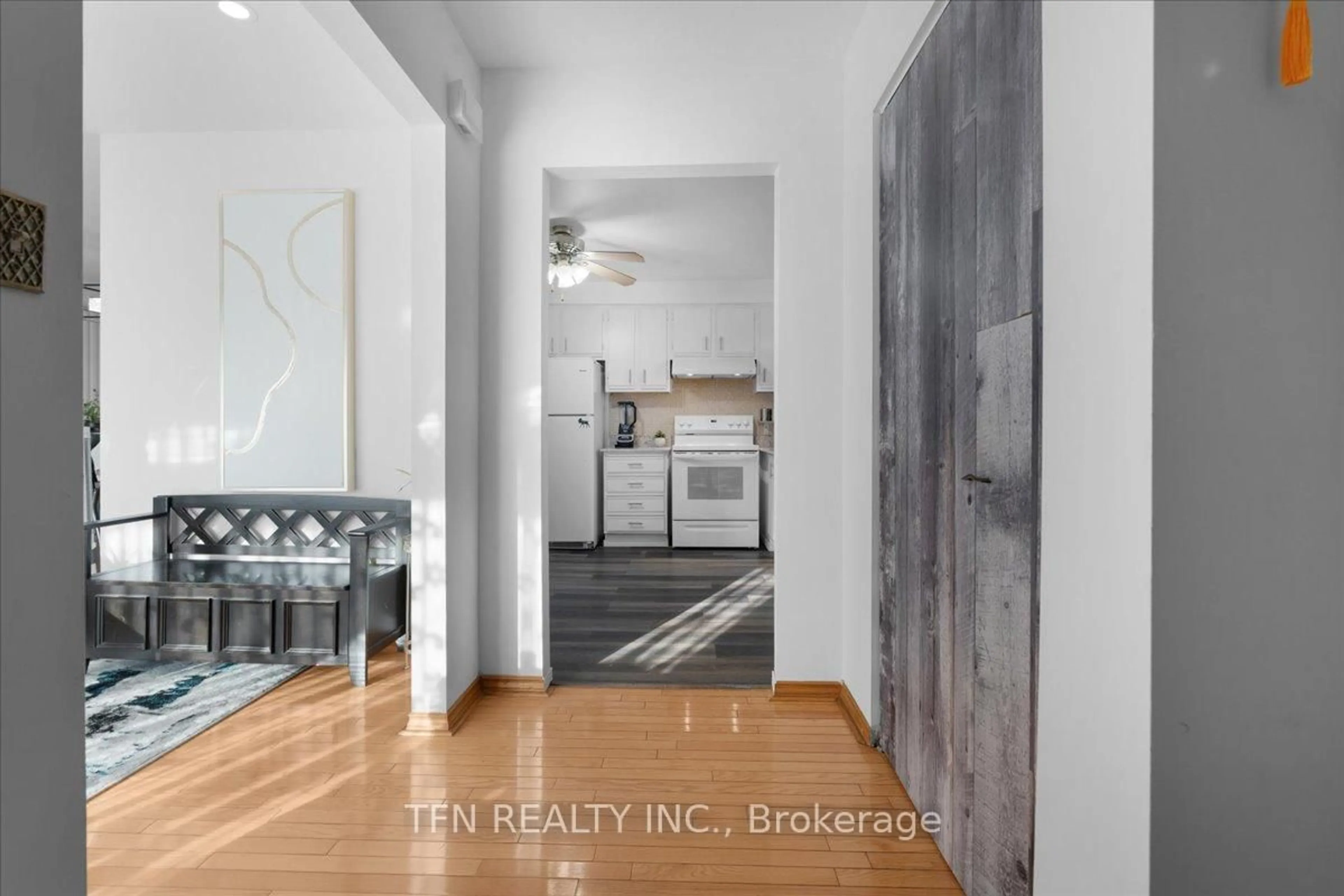 Indoor entryway for 6440 Pitton Rd, Niagara Falls Ontario L2H 1T9
