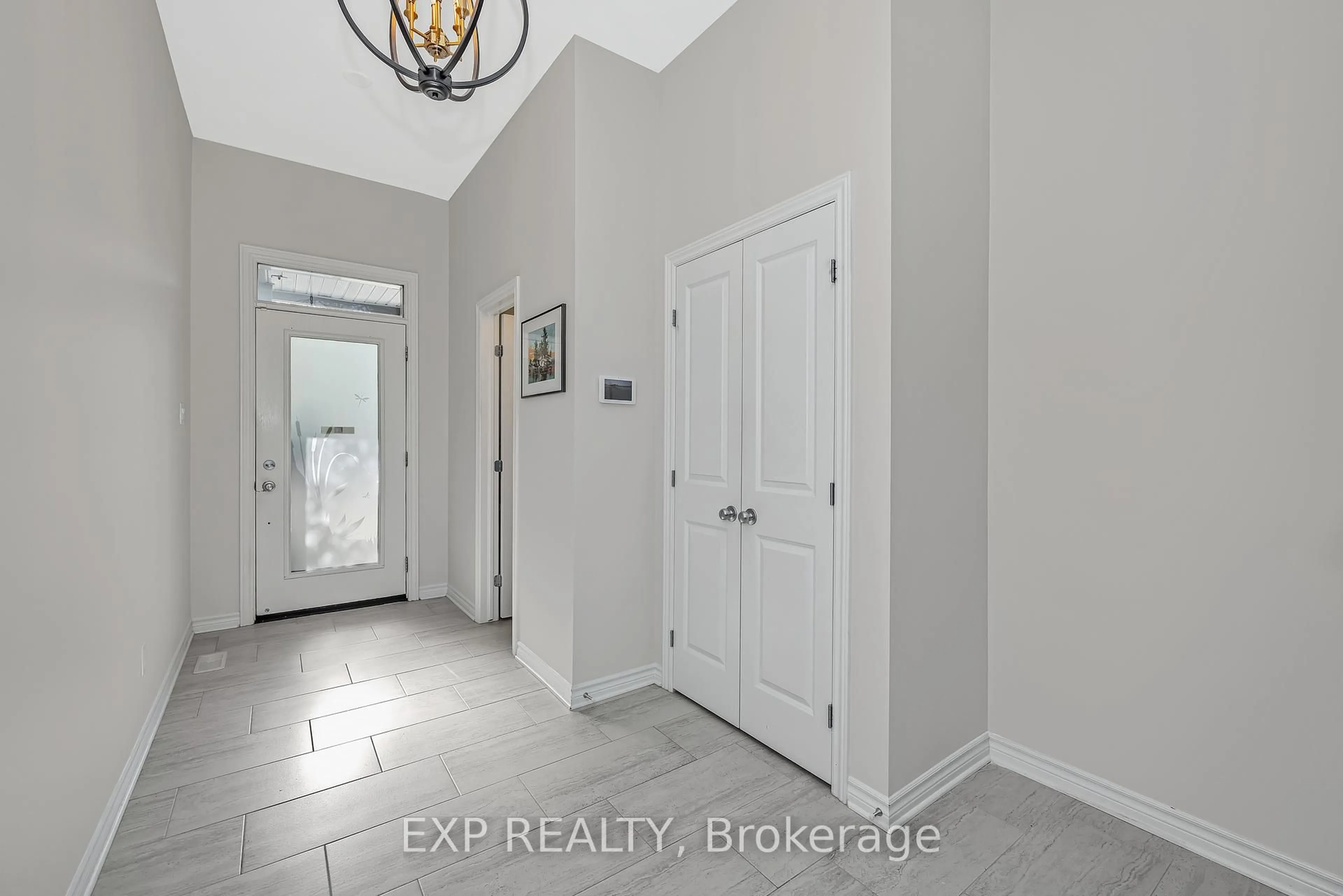 Indoor entryway for 654 Cartographe St, Ottawa Ontario K4A 1B6