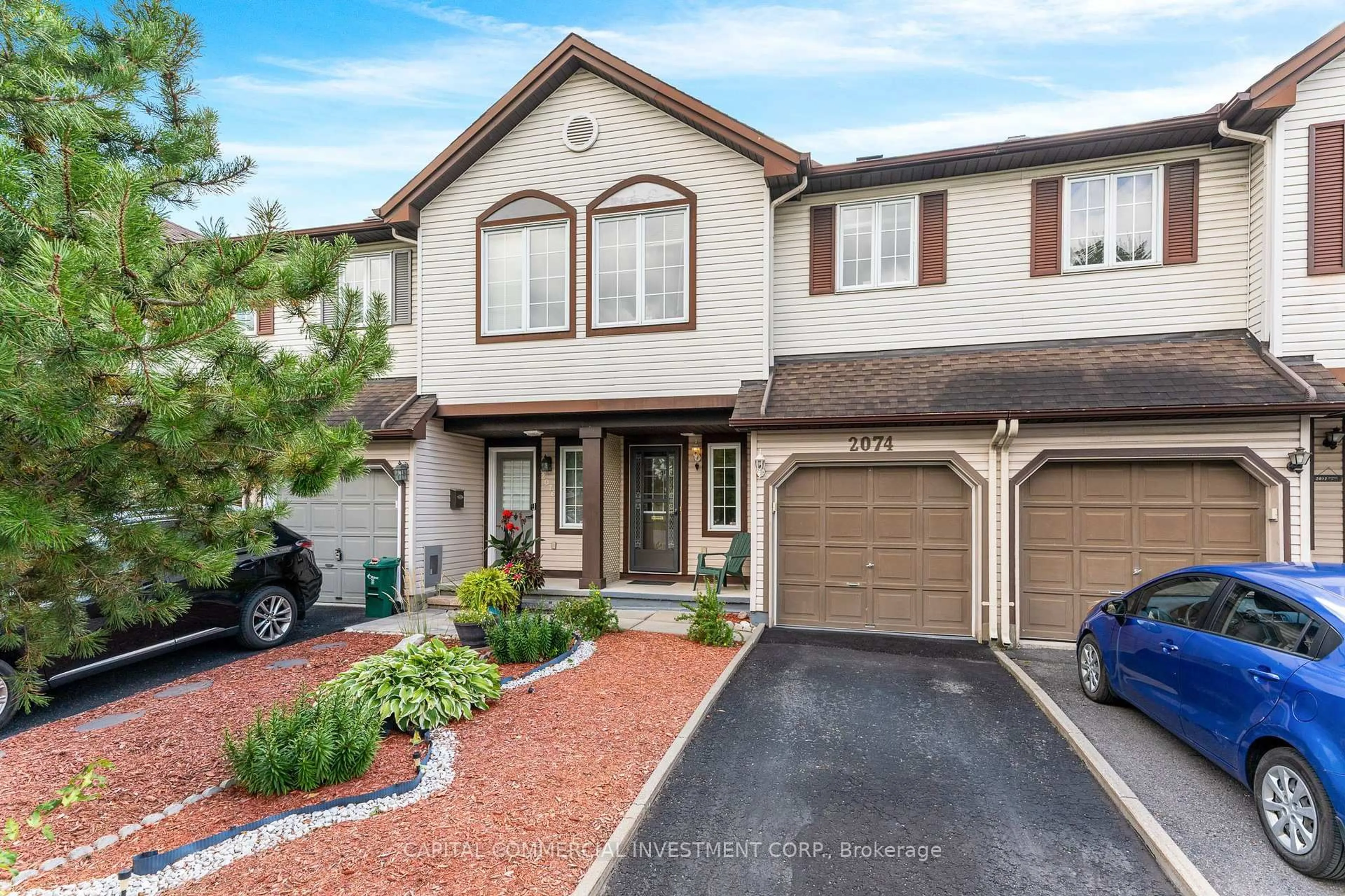 Home with vinyl exterior material, street for 2074 Avenue P, Ottawa Ontario K1G 6G7