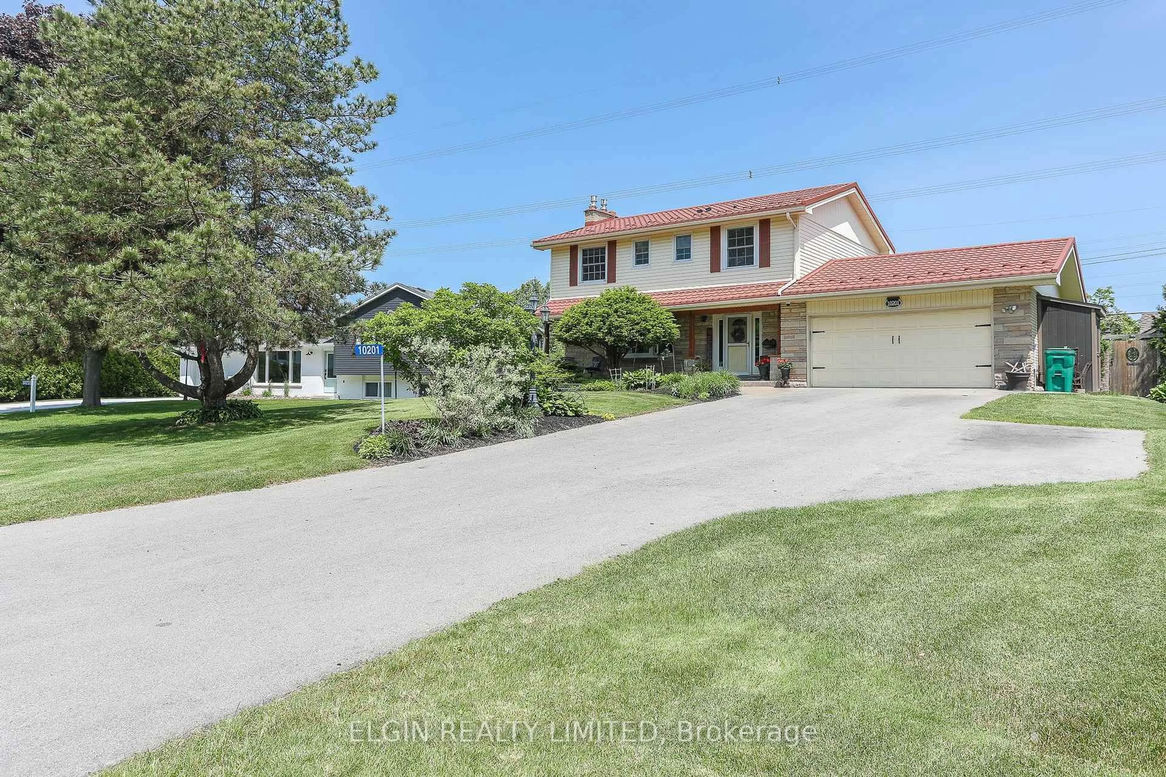 A pic from outside/outdoor area/front of a property/back of a property/a pic from drone, street for 10201 Lynhurst Park Dr, Southwold Ontario N5P 2E5