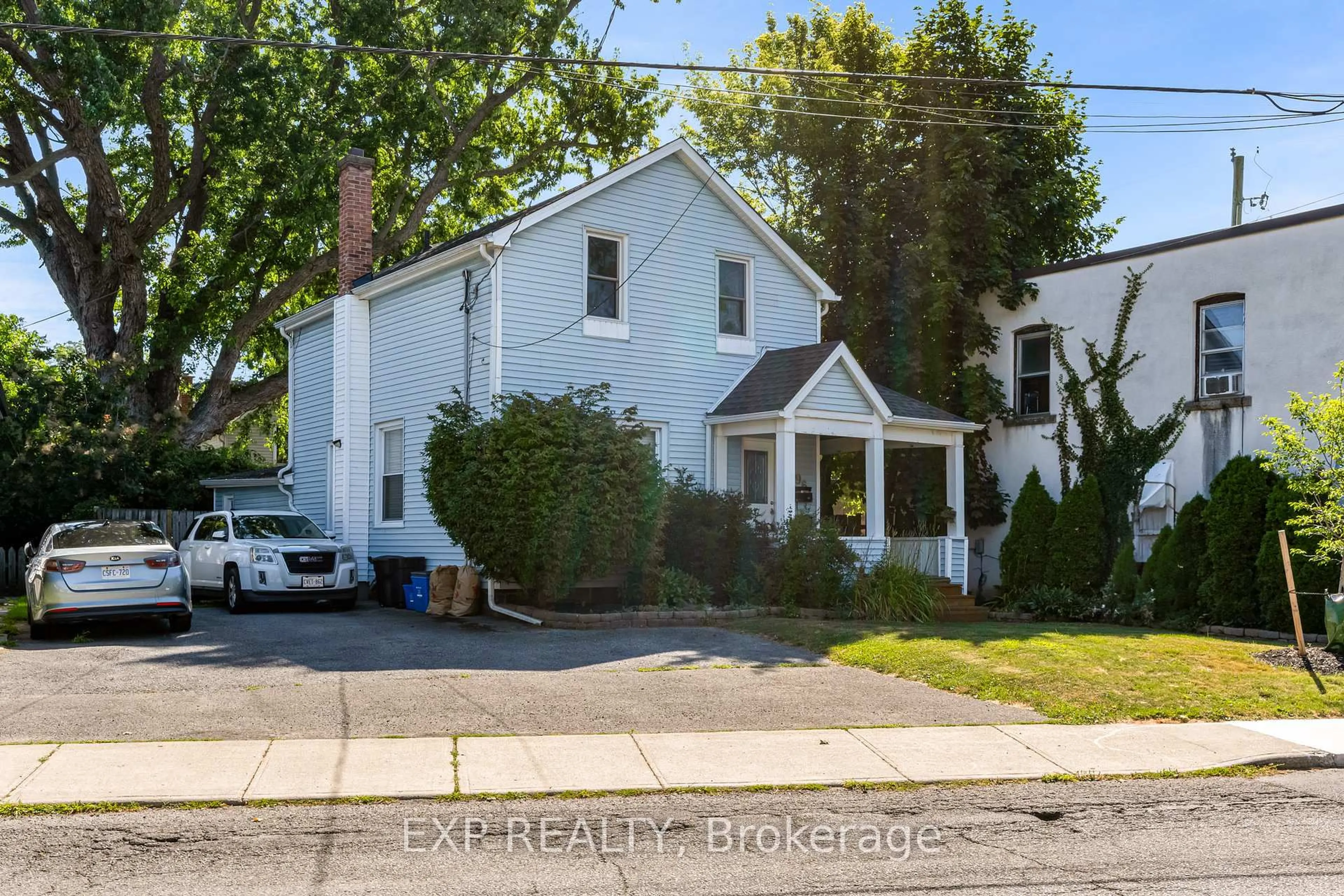 Home with vinyl exterior material, street for 96 York St, St. Catharines Ontario L2R 6E2