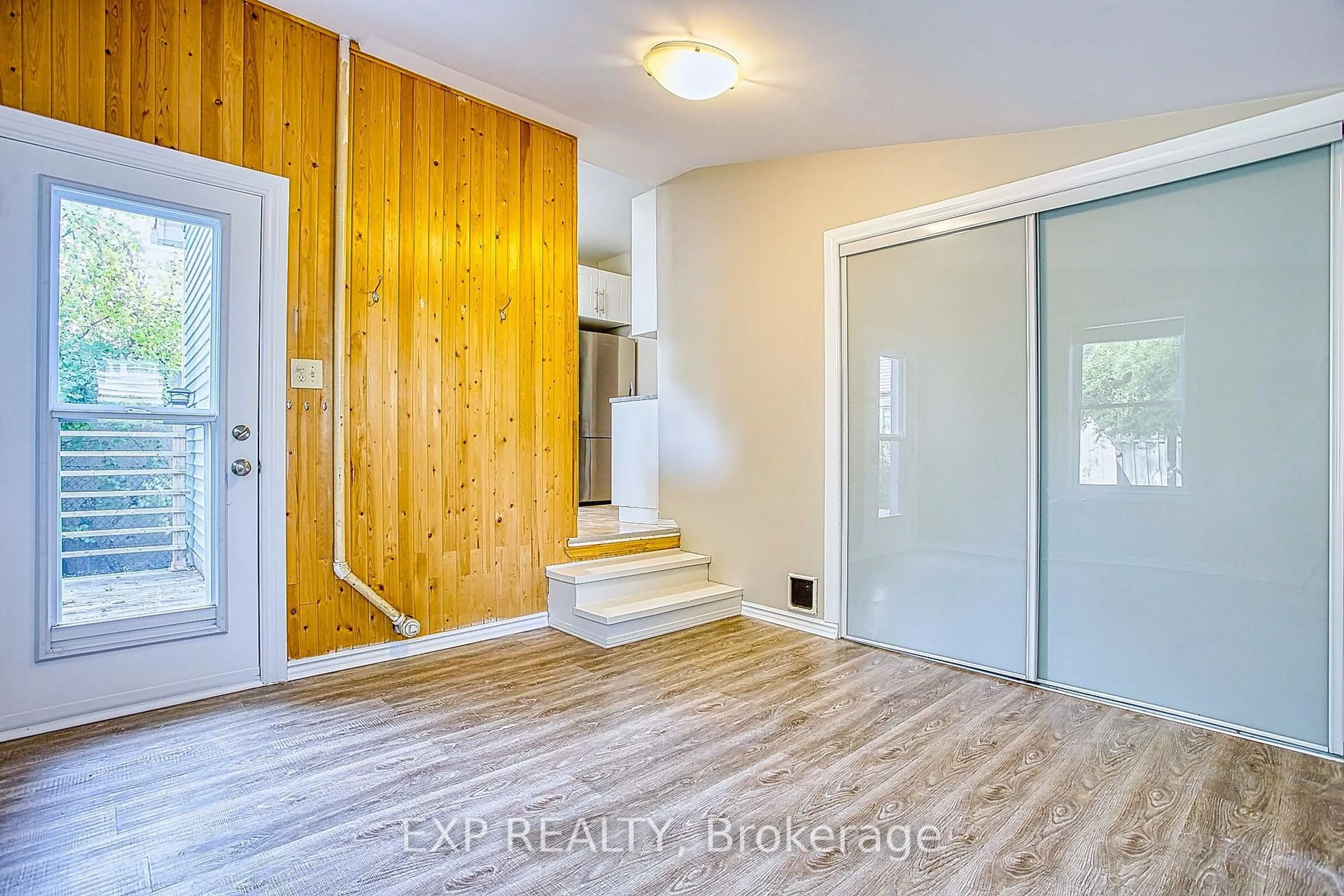 Indoor entryway for 96 York St, St. Catharines Ontario L2R 6E2