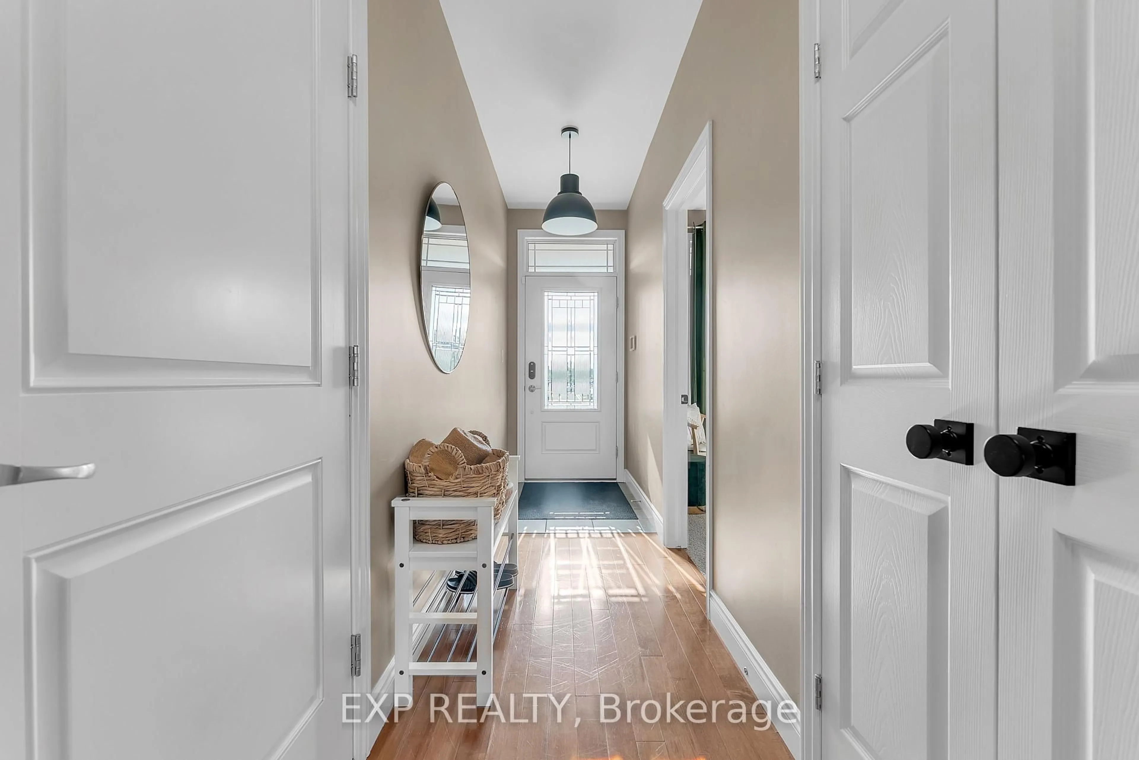 Indoor entryway for 39 Hanover Crt, Belleville Ontario K8N 0B3