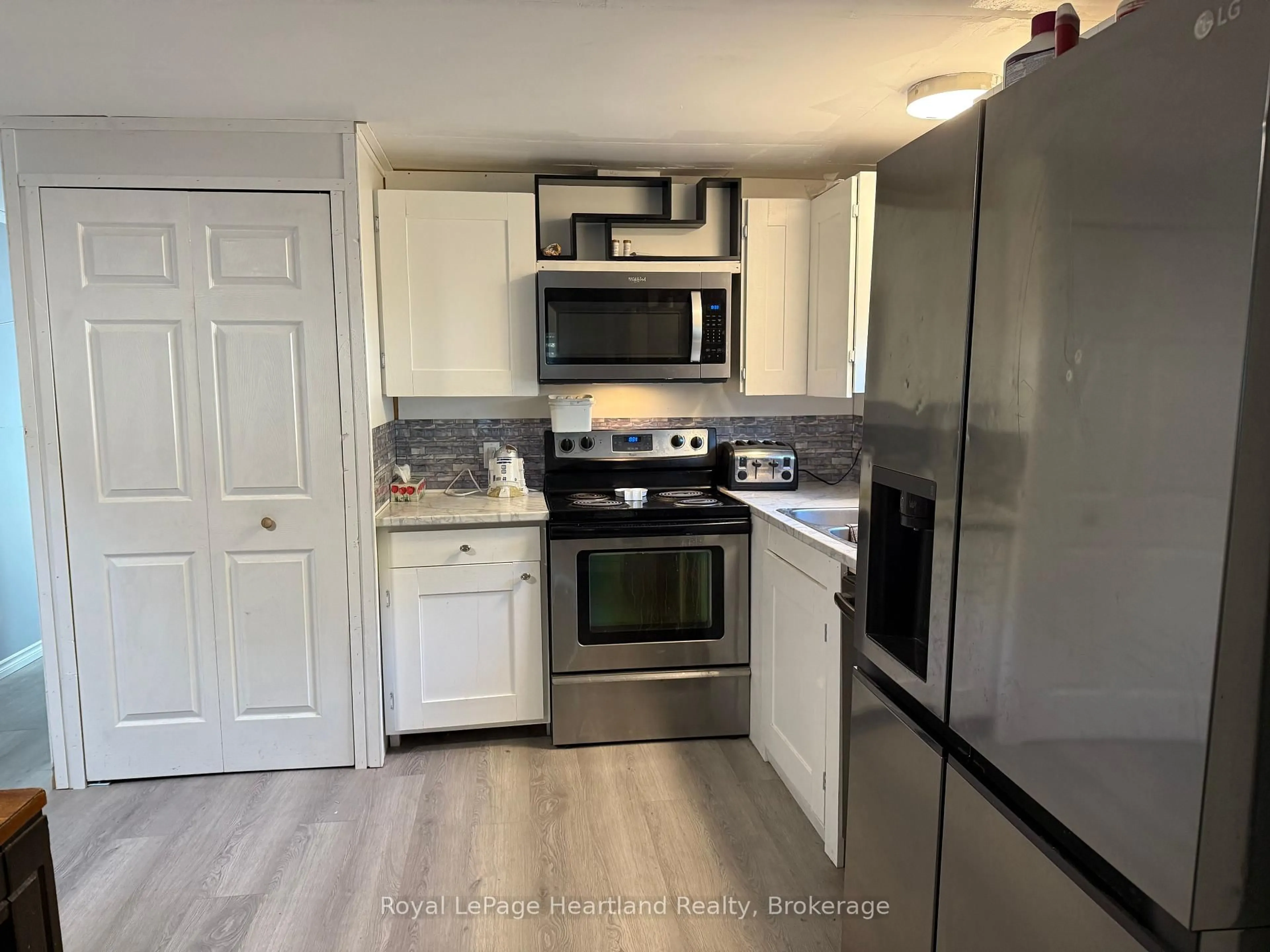 Standard kitchen, unknown for 75049 Hensall Rd, Huron East Ontario N0K 1W0