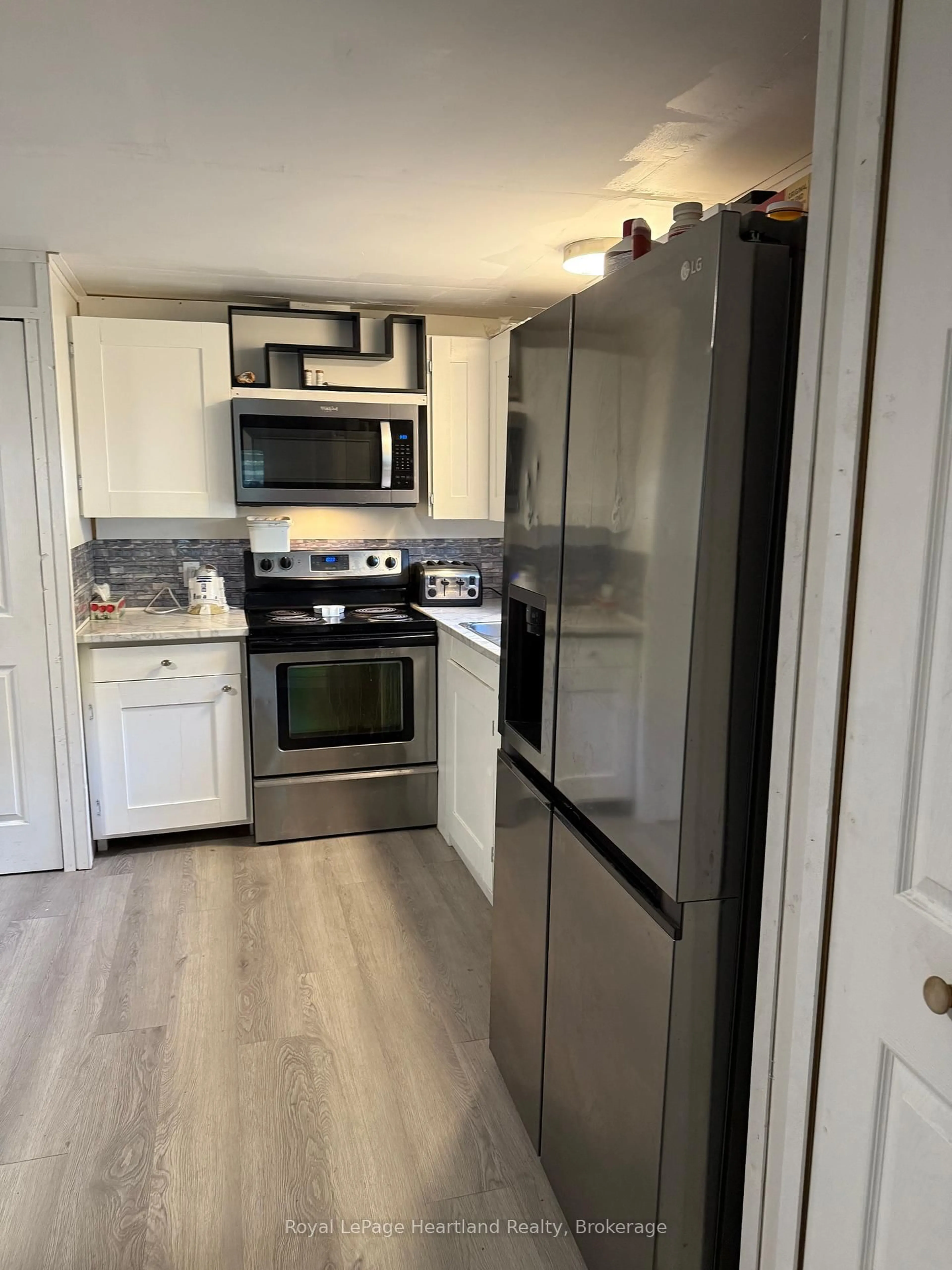 Standard kitchen, unknown for 75049 Hensall Rd, Huron East Ontario N0K 1W0