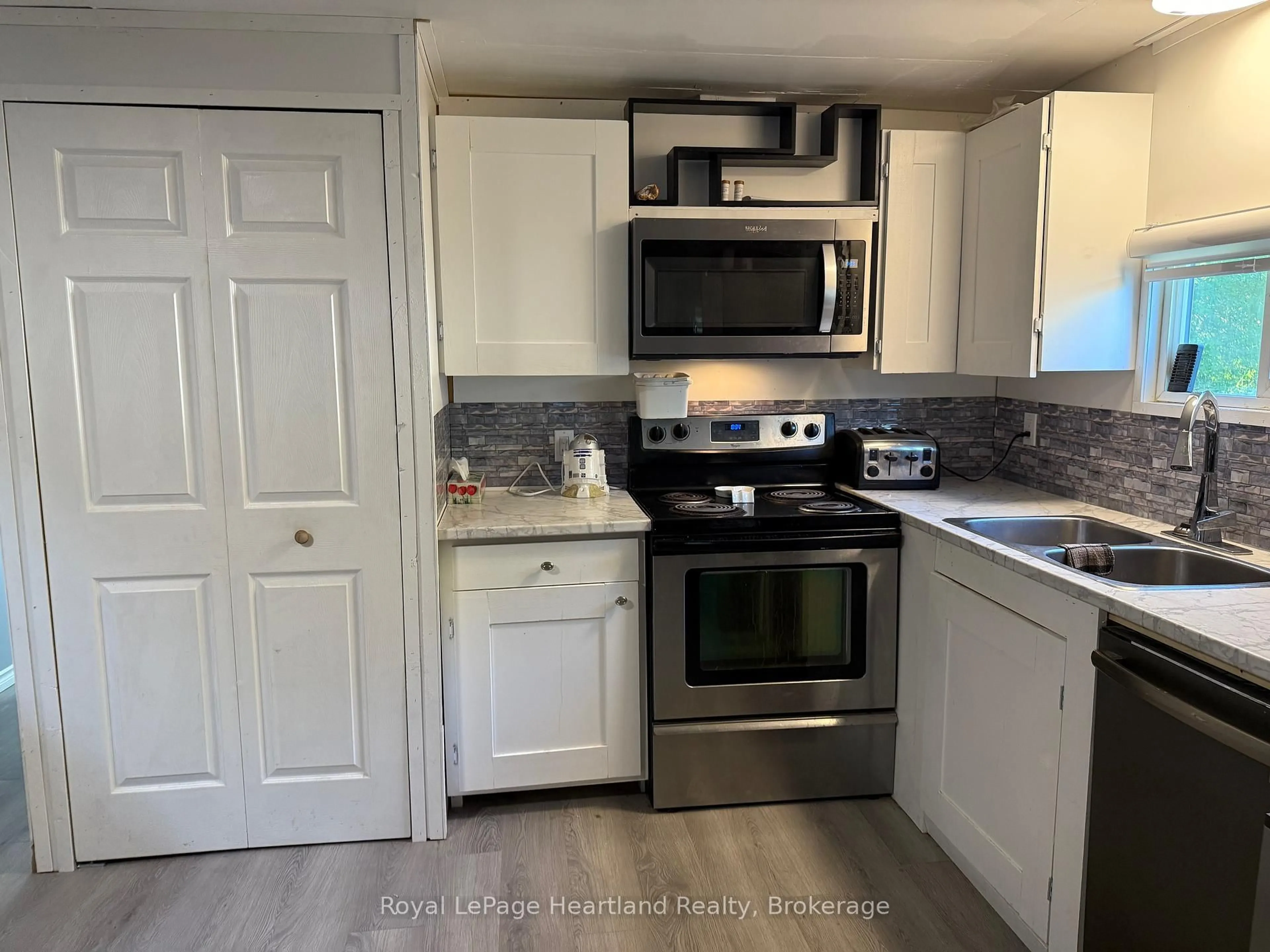 Standard kitchen, unknown for 75049 Hensall Rd, Huron East Ontario N0K 1W0