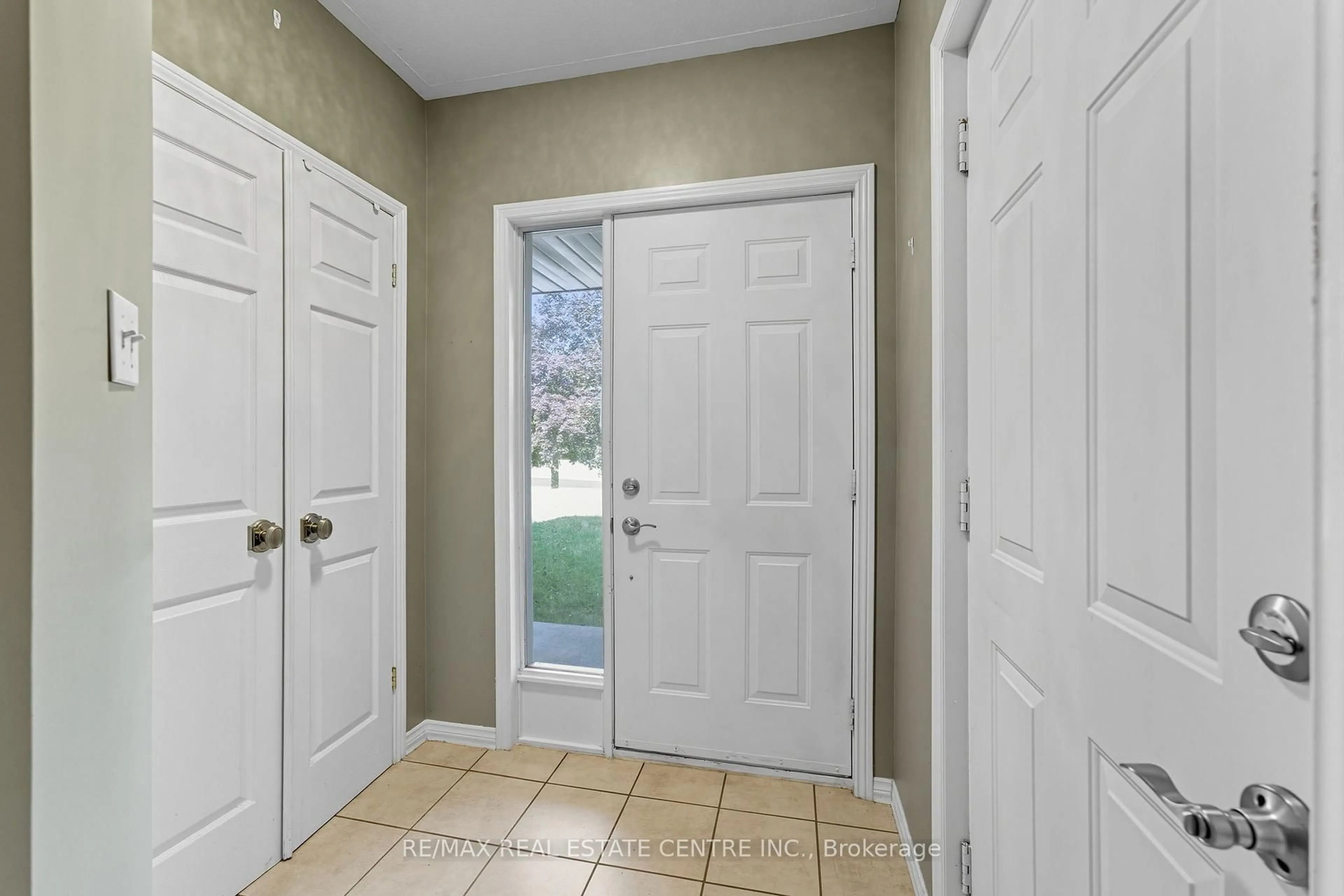 Indoor entryway for 713 Champlain Blvd, Cambridge Ontario N1R 7Z8