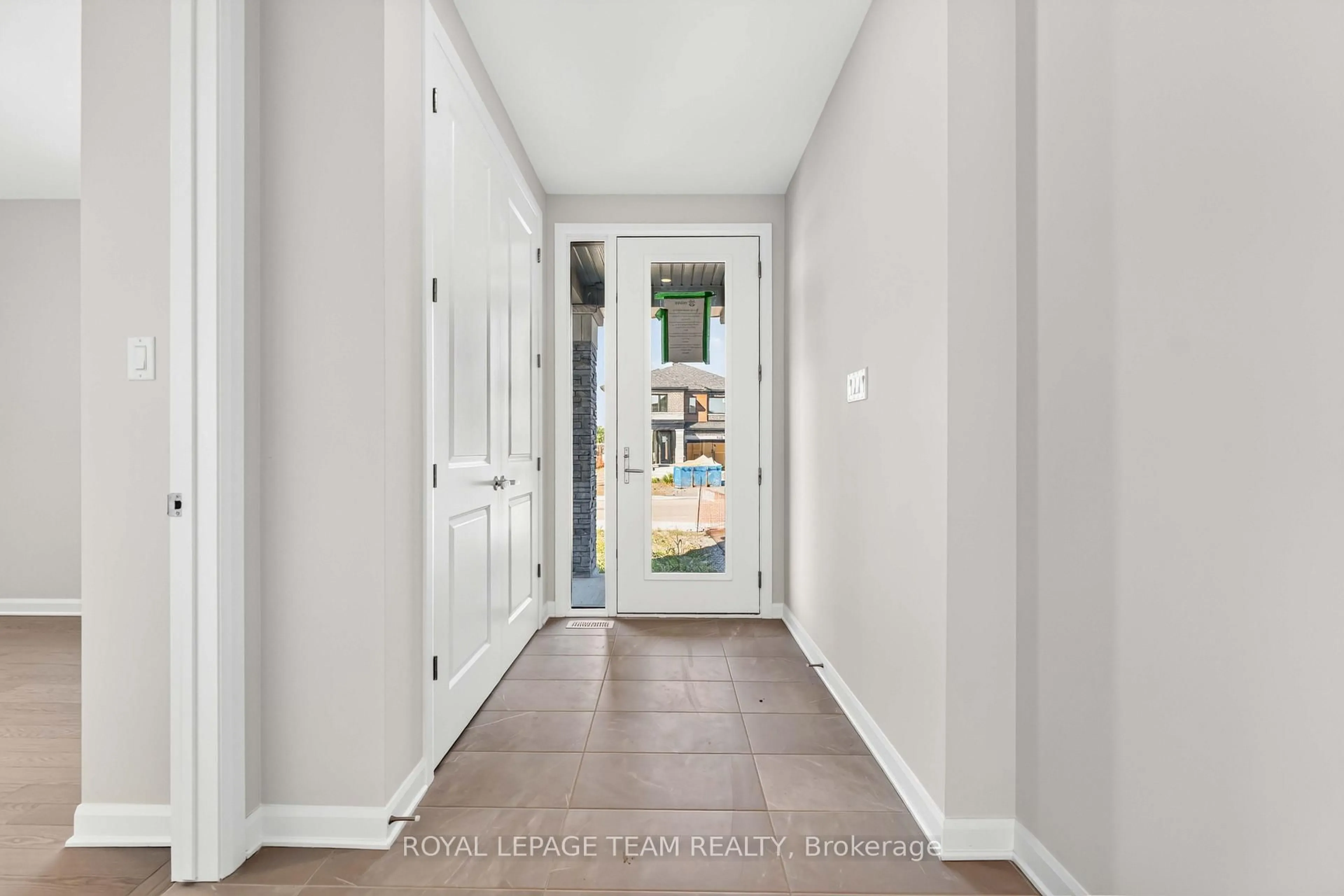 Indoor entryway for 2000 Wanderer Ave, Manotick Ontario K4M 0X3