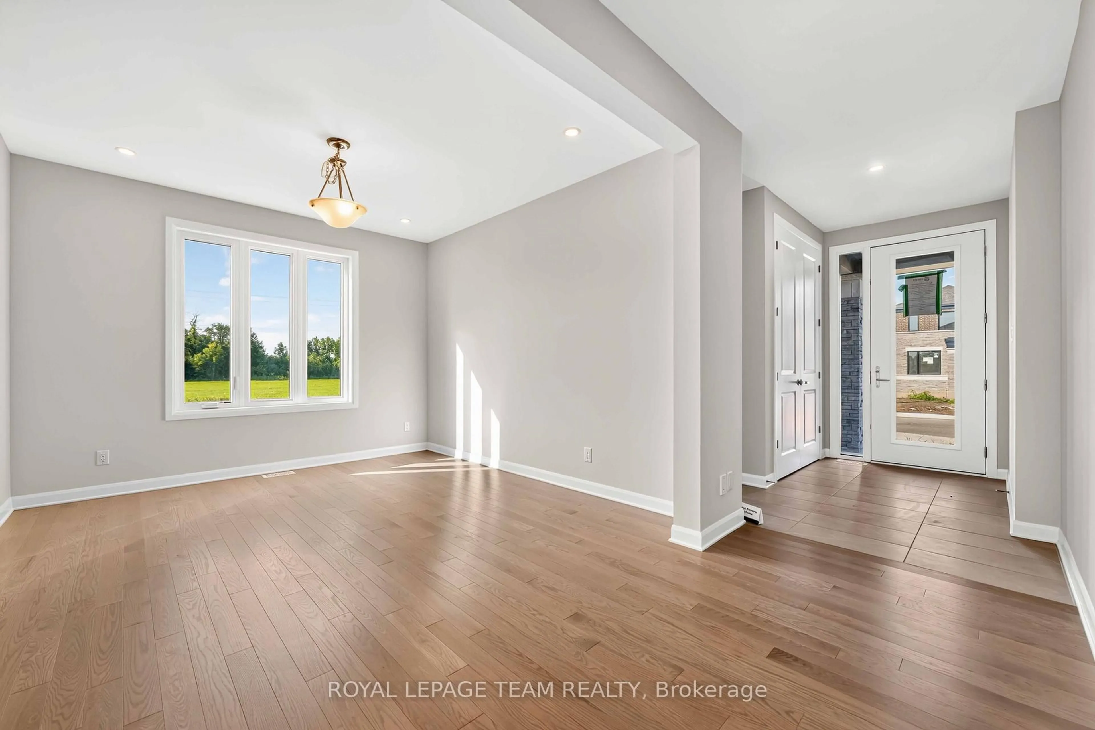 Indoor entryway for 2000 Wanderer Ave, Manotick Ontario K4M 0X3
