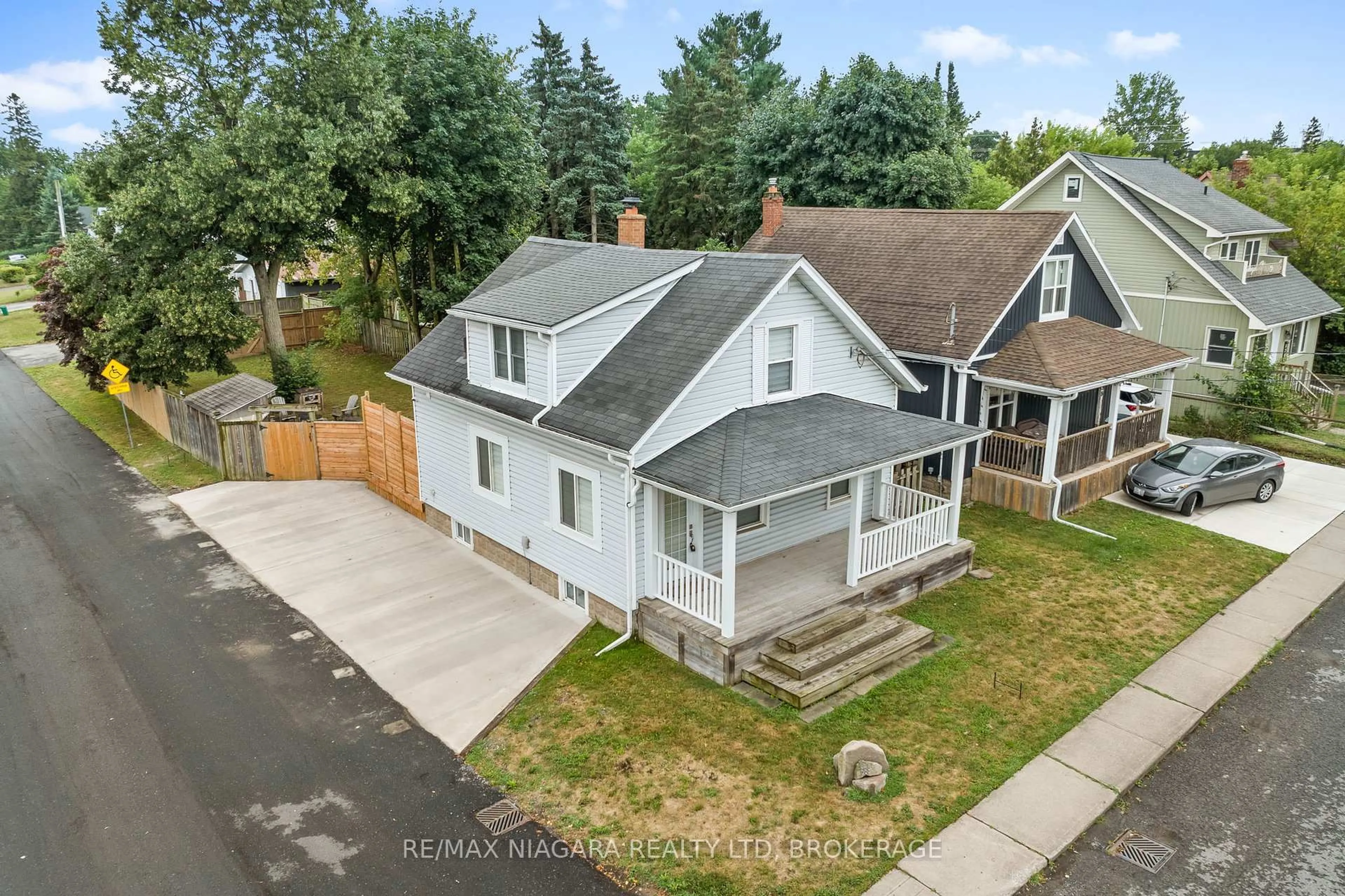 A pic from outside/outdoor area/front of a property/back of a property/a pic from drone, street for 5690 HIGHLAND Ave, Niagara Falls Ontario L2G 4X3