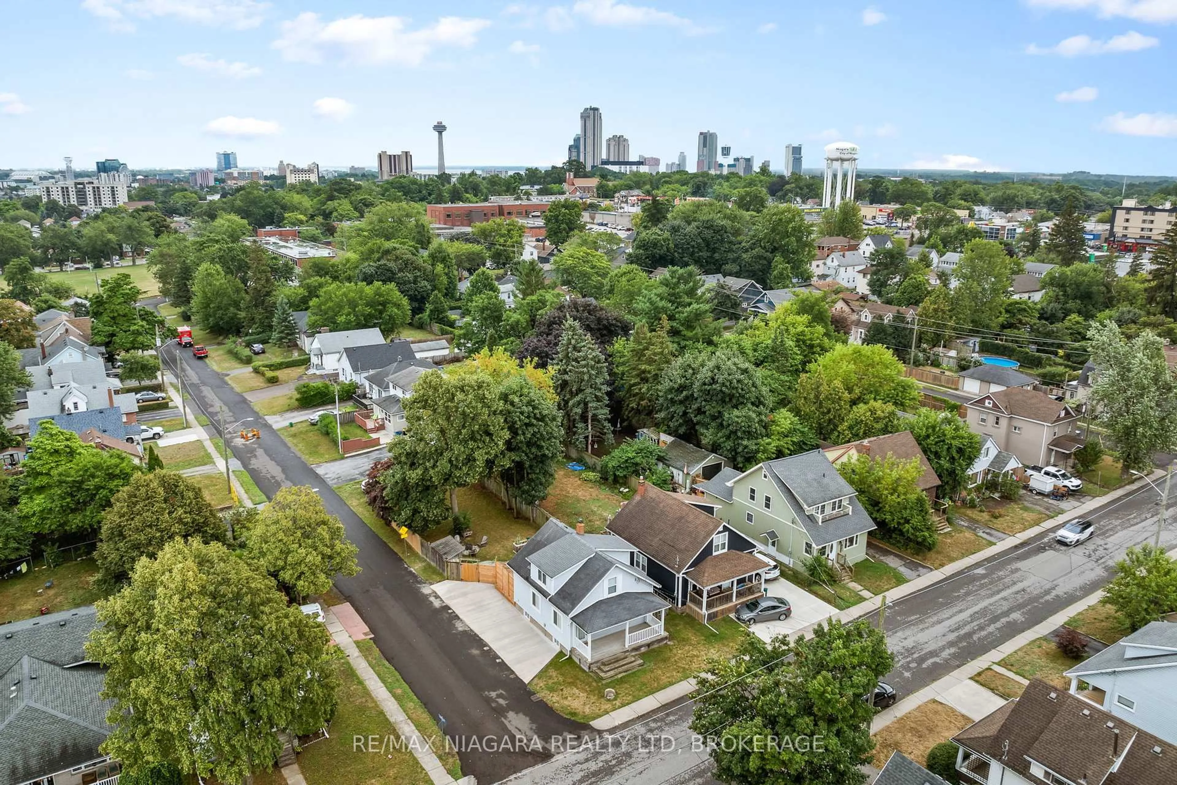 A pic from outside/outdoor area/front of a property/back of a property/a pic from drone, city buildings view from balcony for 5690 HIGHLAND Ave, Niagara Falls Ontario L2G 4X3