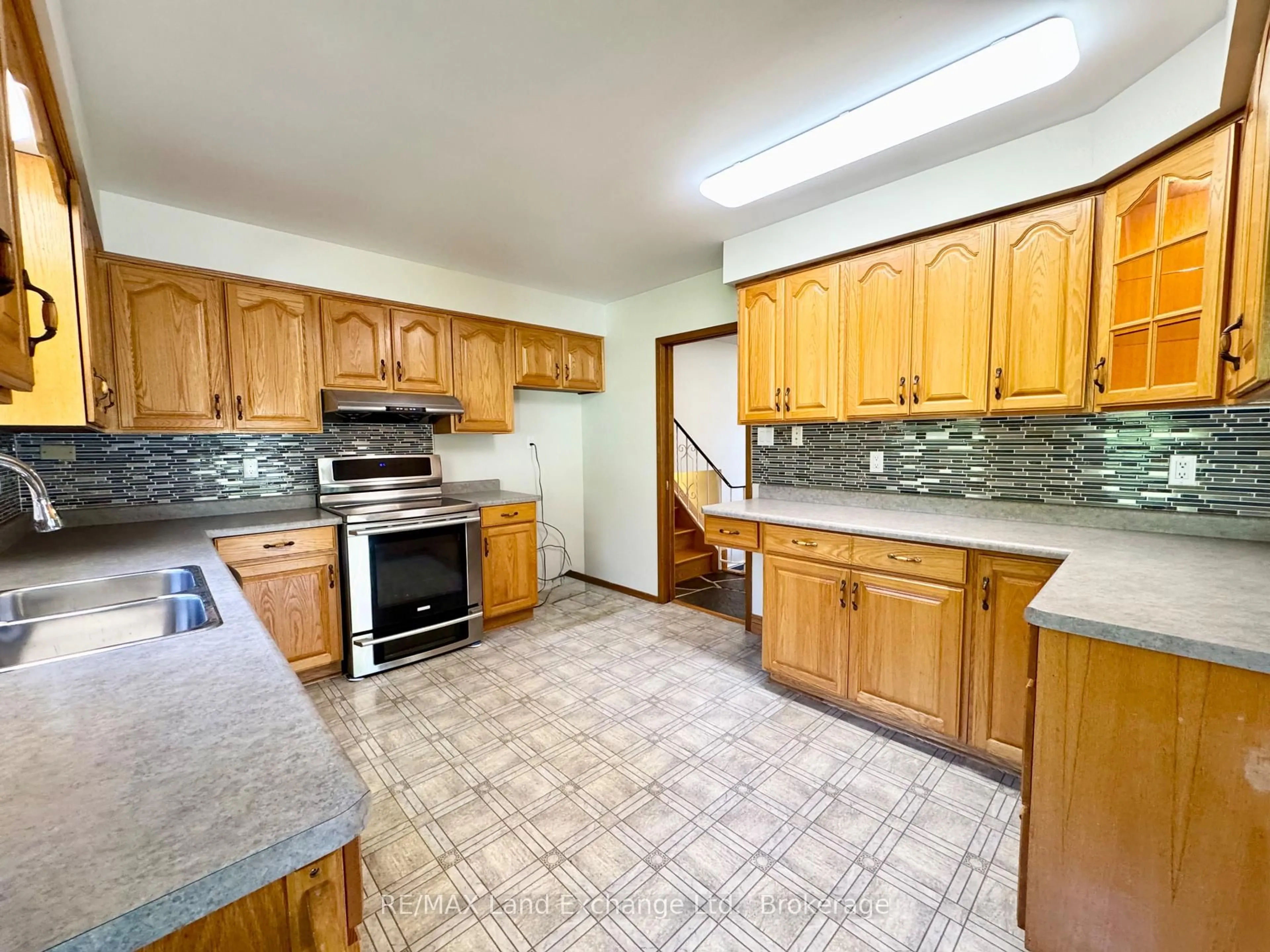 Standard kitchen, ceramic/tile floor for 653 Ashwell Cres, Saugeen Shores Ontario N0H 2C3
