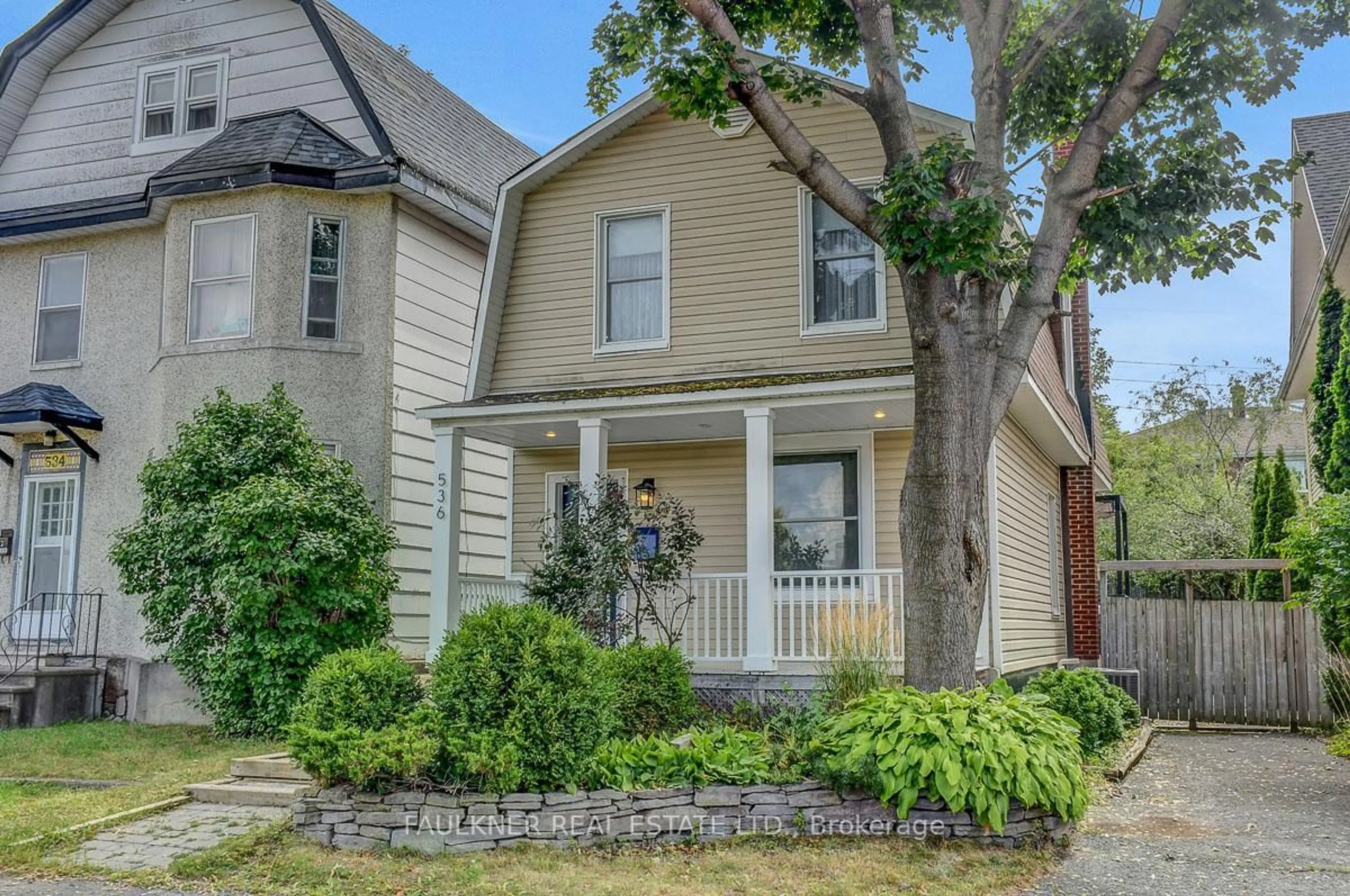 Home with vinyl exterior material, street for 536 Lower Byron Ave, Ottawa Ontario K2A 0E3