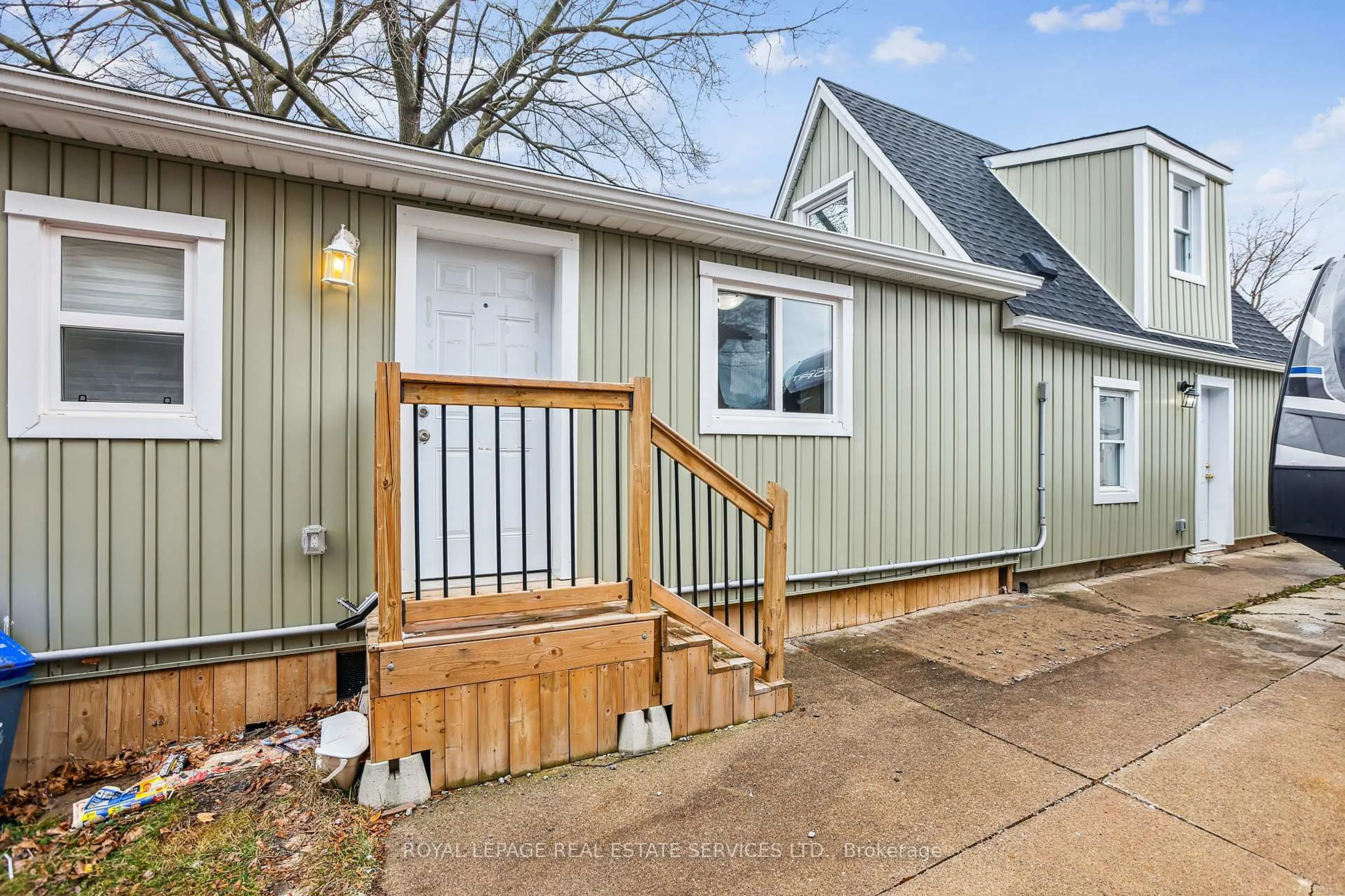 Home with vinyl exterior material, street for 19 Bailey St, St. Catharines Ontario L2S 1J3