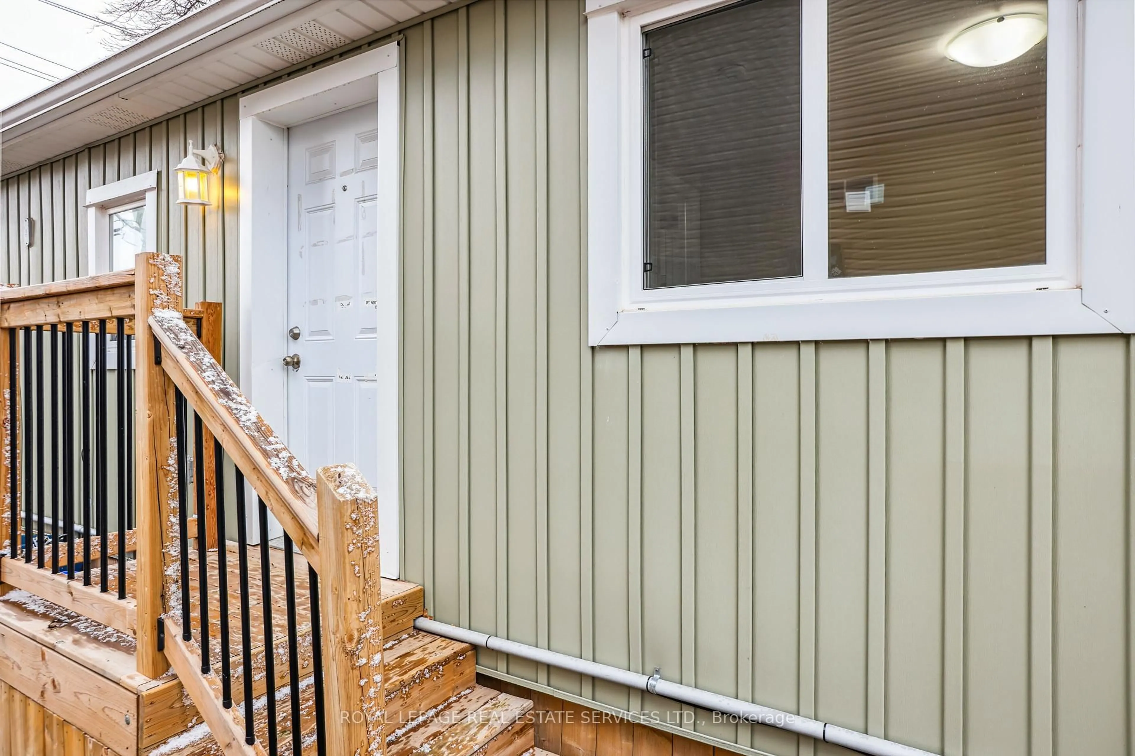Home with vinyl exterior material, street for 19 Bailey St, St. Catharines Ontario L2S 1J3