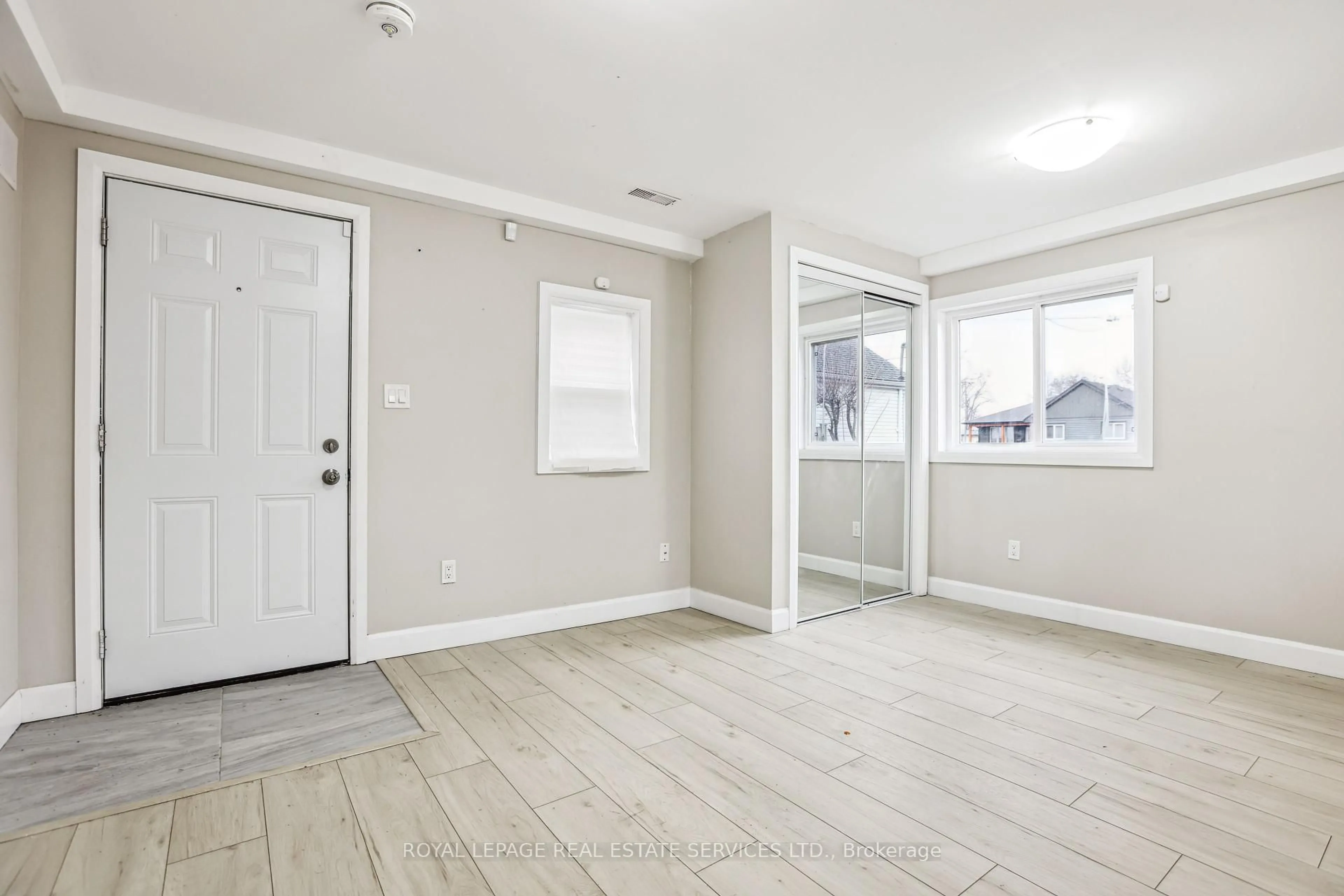 A pic of a room for 19 Bailey St, St. Catharines Ontario L2S 1J3