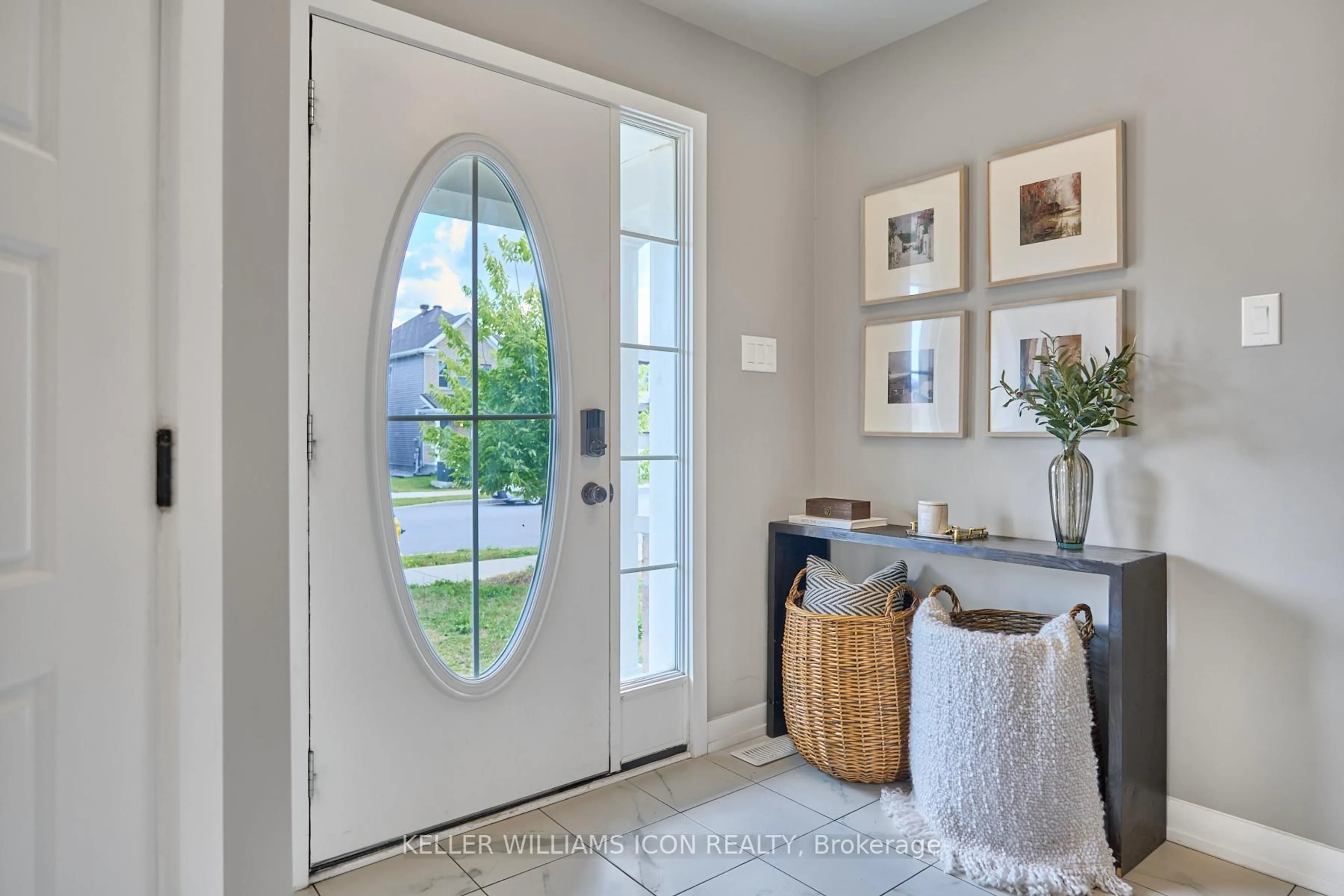 Indoor entryway for 1118 Apolune St, Ottawa Ontario K2J 6N8
