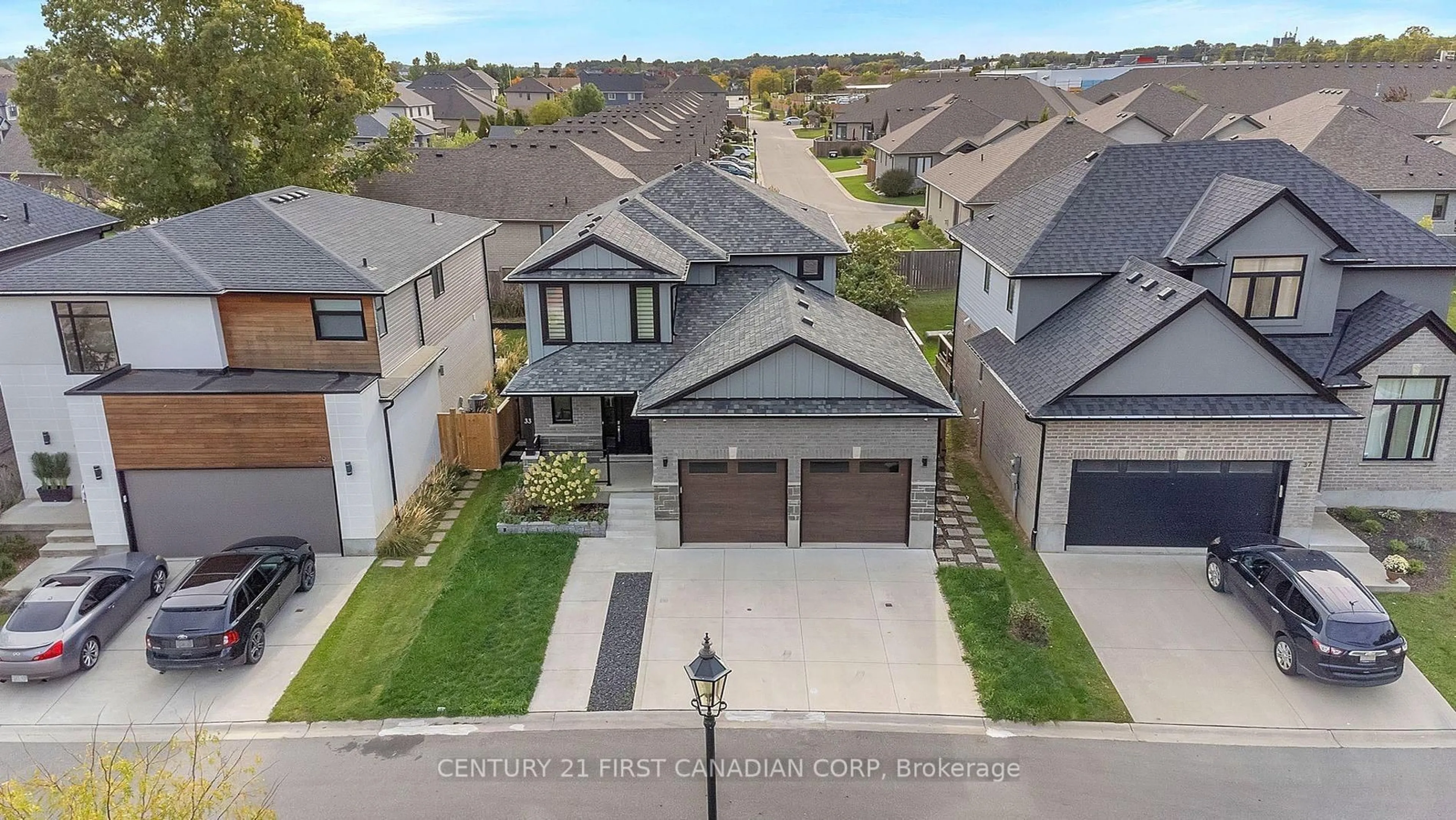 A pic from outside/outdoor area/front of a property/back of a property/a pic from drone, street for 41 Earlscourt Terr #33, Middlesex Centre Ontario N0L 1R0