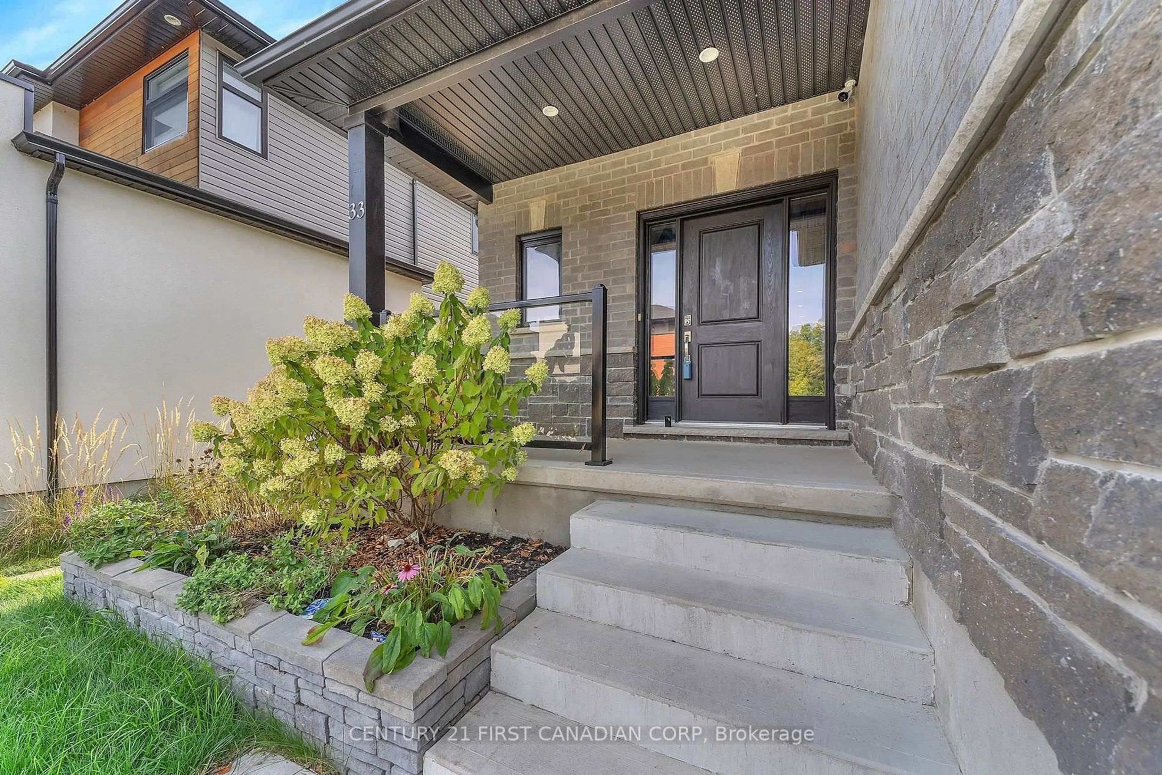 Indoor entryway for 41 Earlscourt Terr #33, Middlesex Centre Ontario N0L 1R0