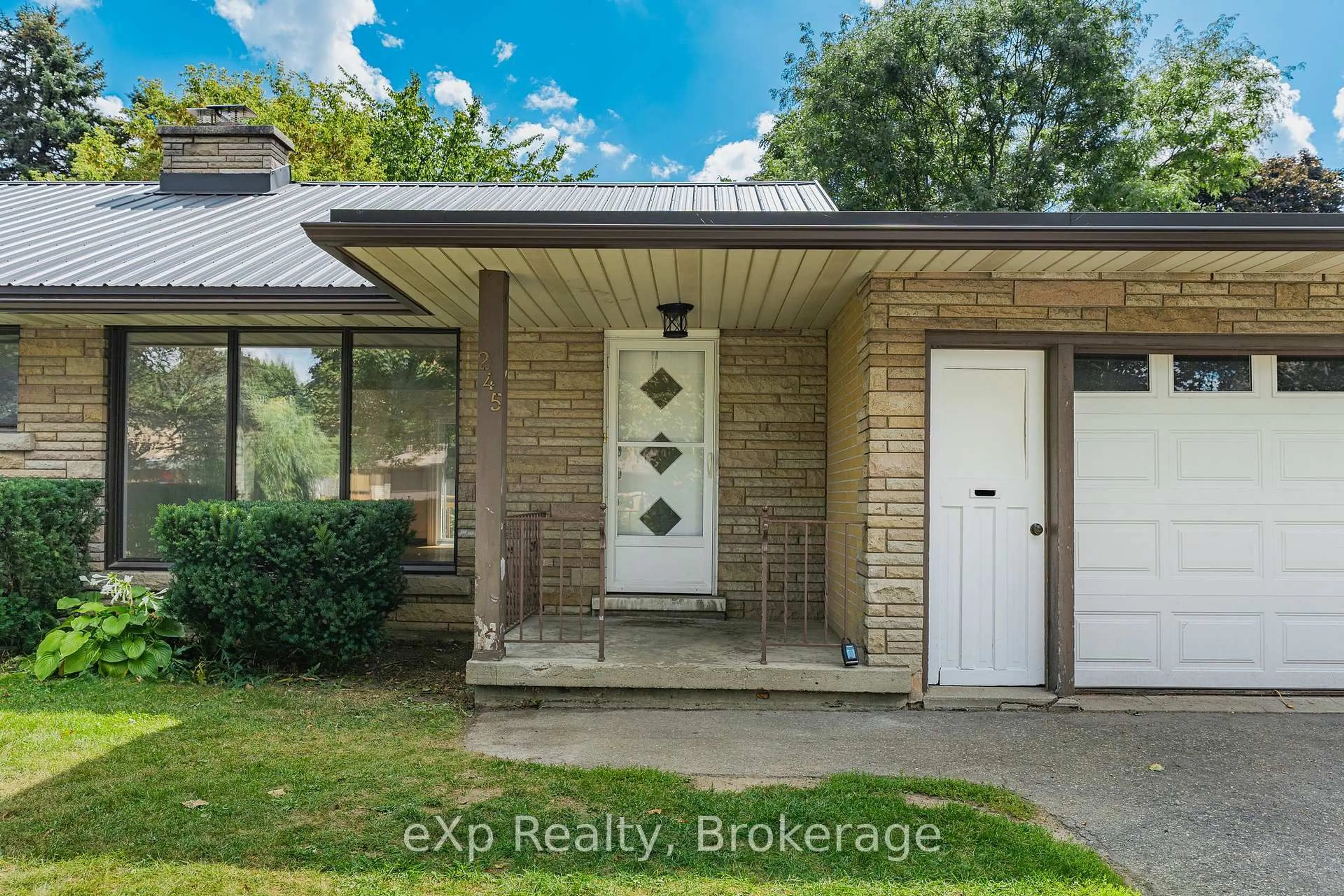 Indoor entryway for 245 Hartwood Ave, Kitchener Ontario N2H 6A9