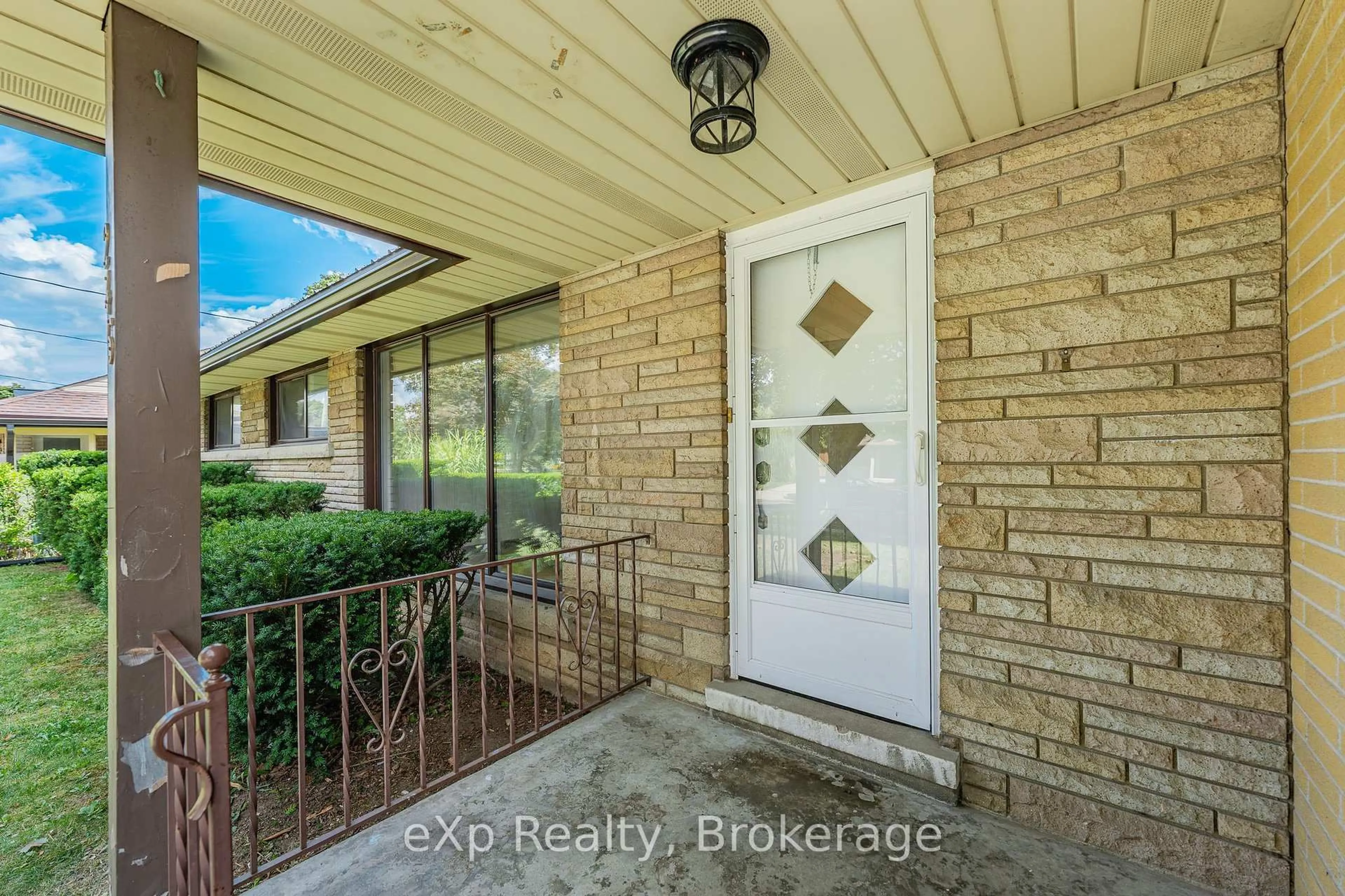 Indoor entryway for 245 Hartwood Ave, Kitchener Ontario N2H 6A9