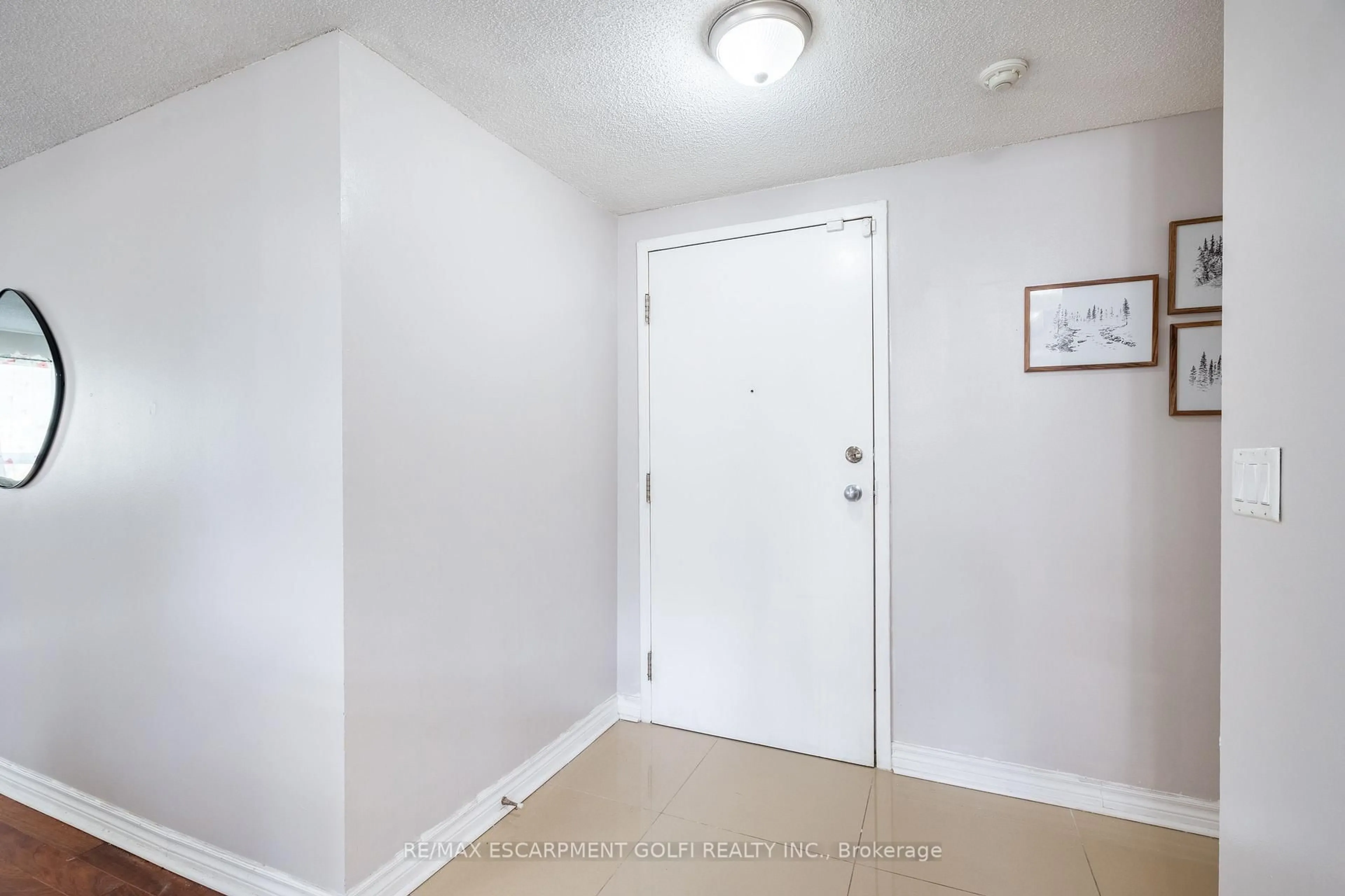 Indoor entryway for 4872 Valley Way #101, Niagara Falls Ontario L2E 1W3
