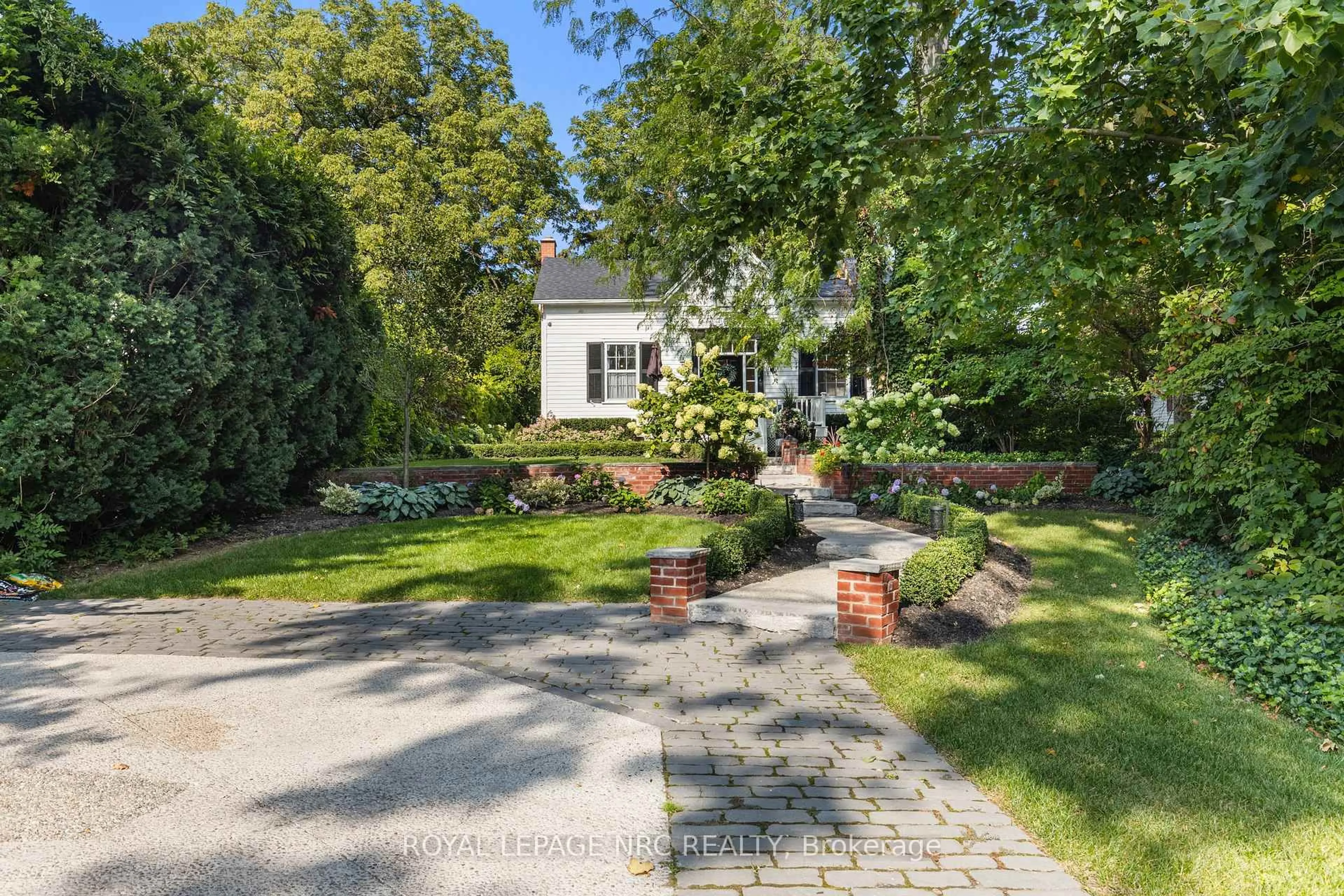 A pic from outside/outdoor area/front of a property/back of a property/a pic from drone, street for 27 PRIDEAUX St, Niagara-on-the-Lake Ontario L0S 1J0