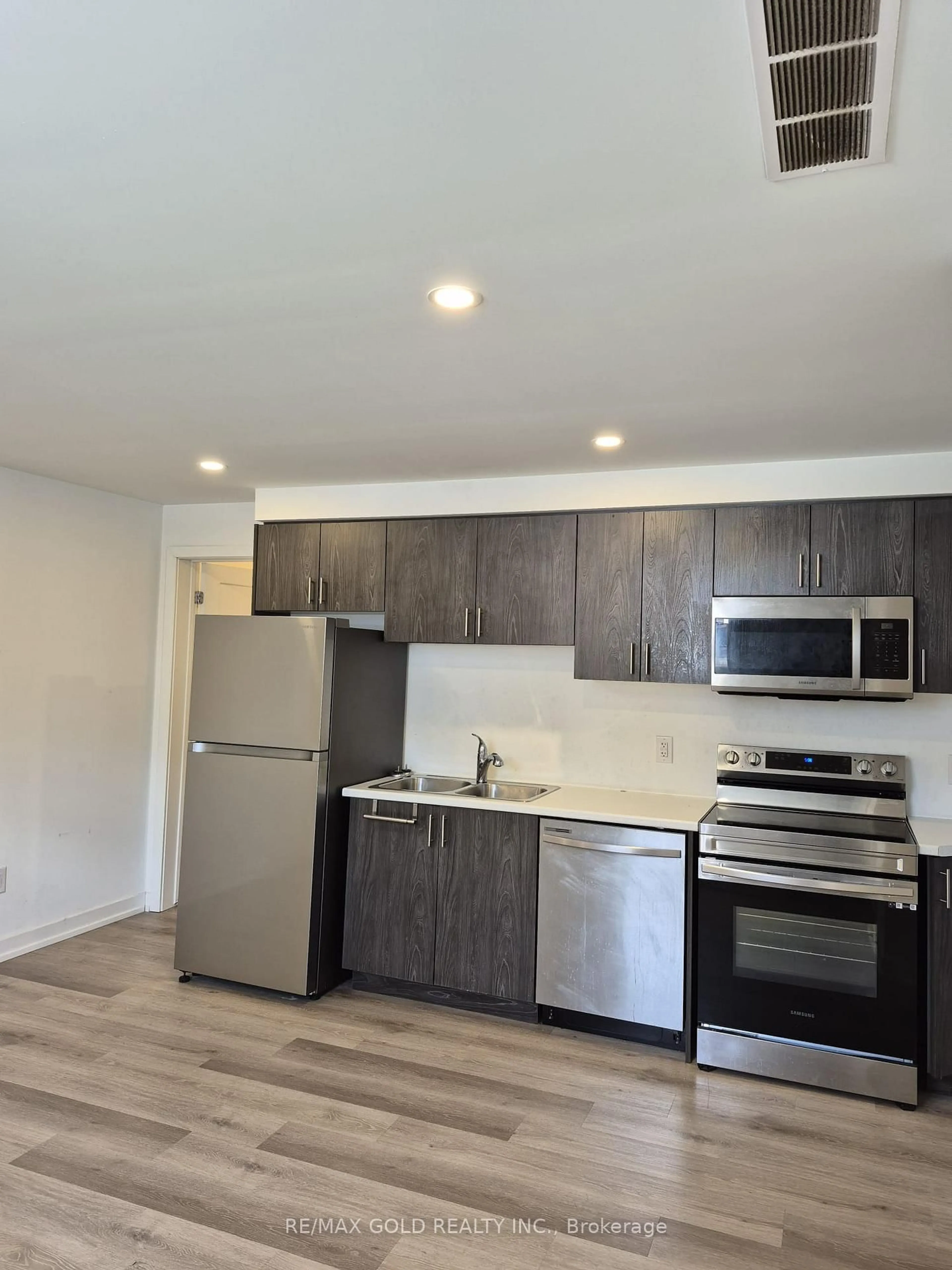 Standard kitchen, wood/laminate floor for 4263 Fourth Ave #812, Niagara Falls Ontario L2E 0C2
