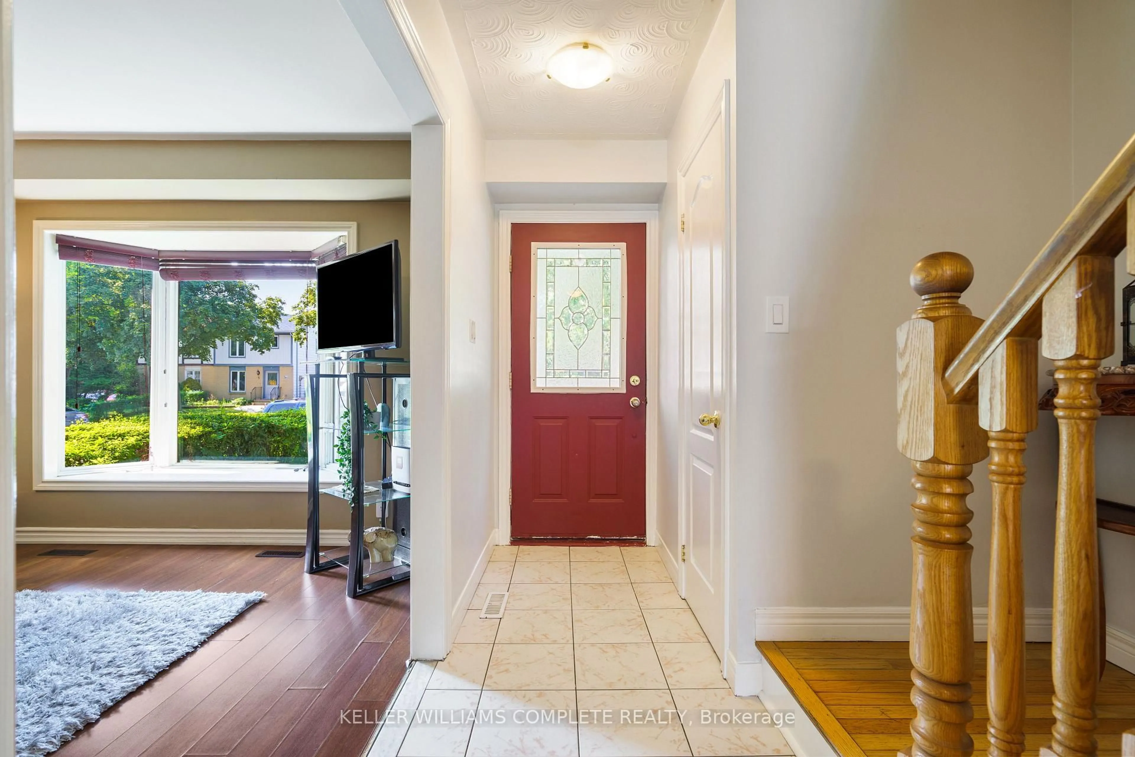 Indoor entryway for 10 Glen Eden Crt, Hamilton Ontario L9C 6H6