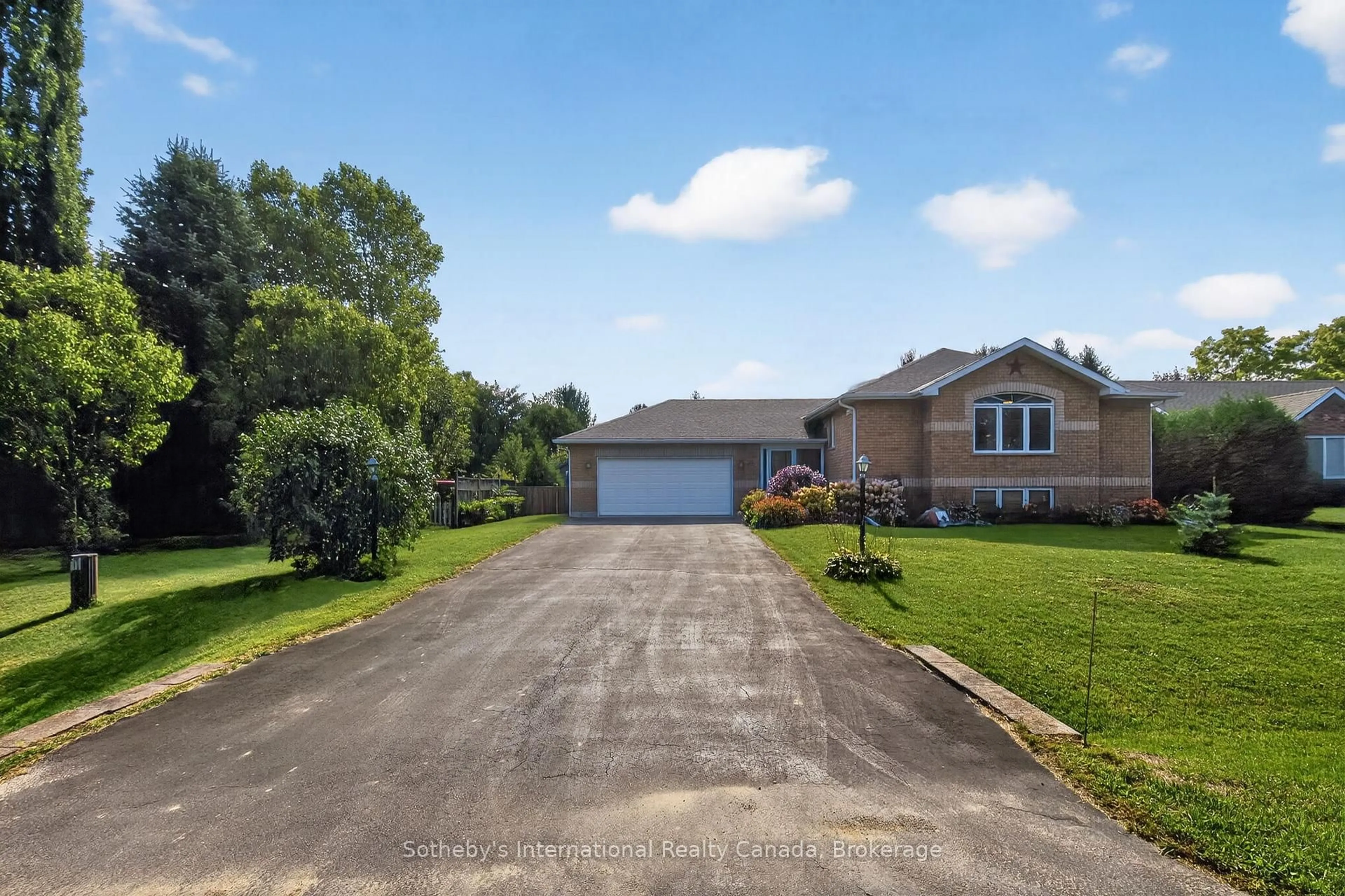 A pic from outside/outdoor area/front of a property/back of a property/a pic from drone, street for 35 Elgin St, Blue Mountains Ontario N0H 2P0