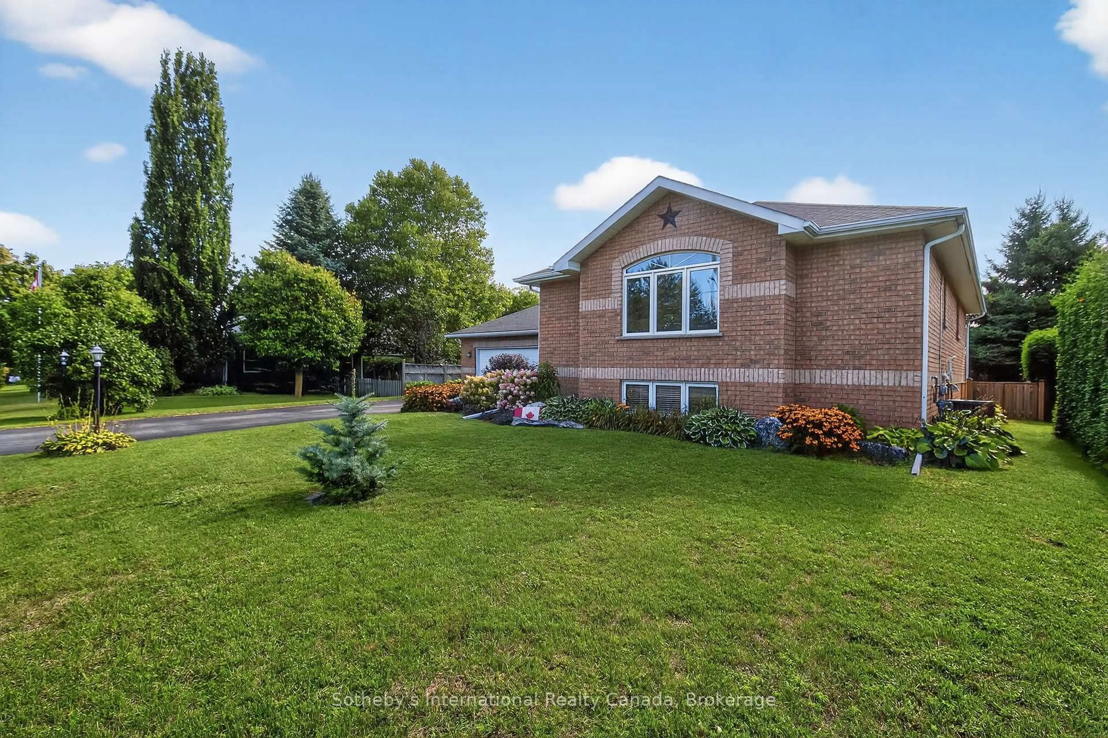 Home with brick exterior material, unknown for 35 Elgin St, Blue Mountains Ontario N0H 2P0