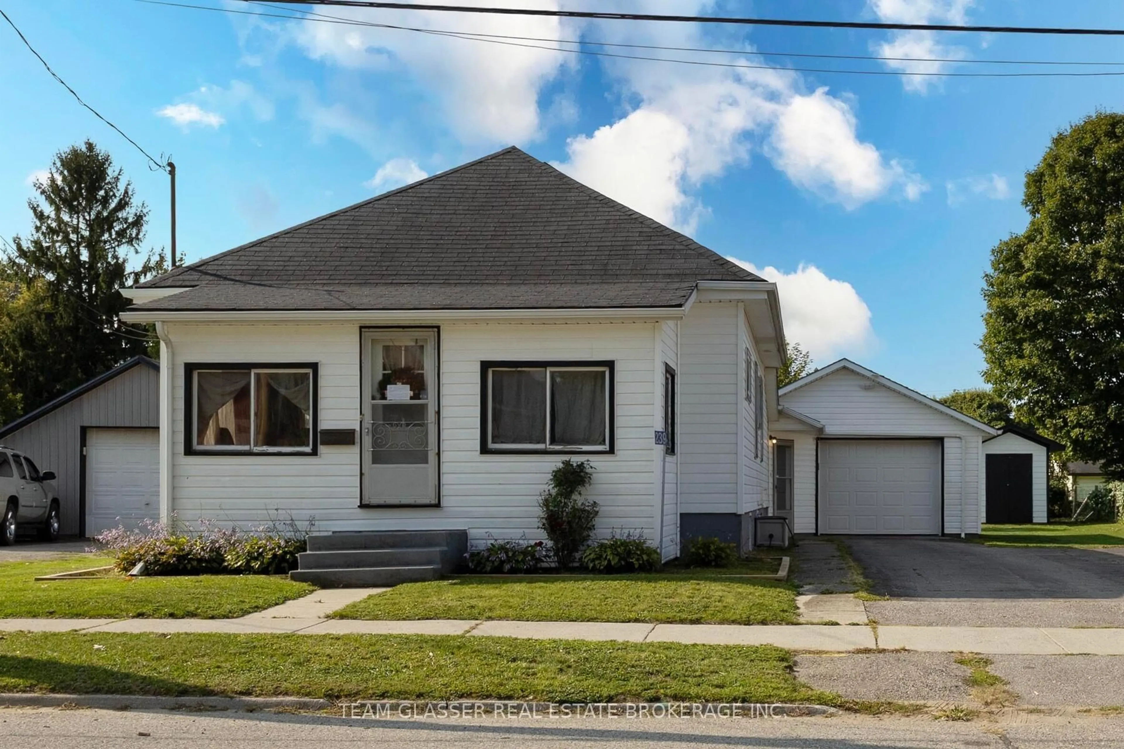 Home with vinyl exterior material, street for 56239 HERITAGE Line, Bayham Ontario N0J 1Y0