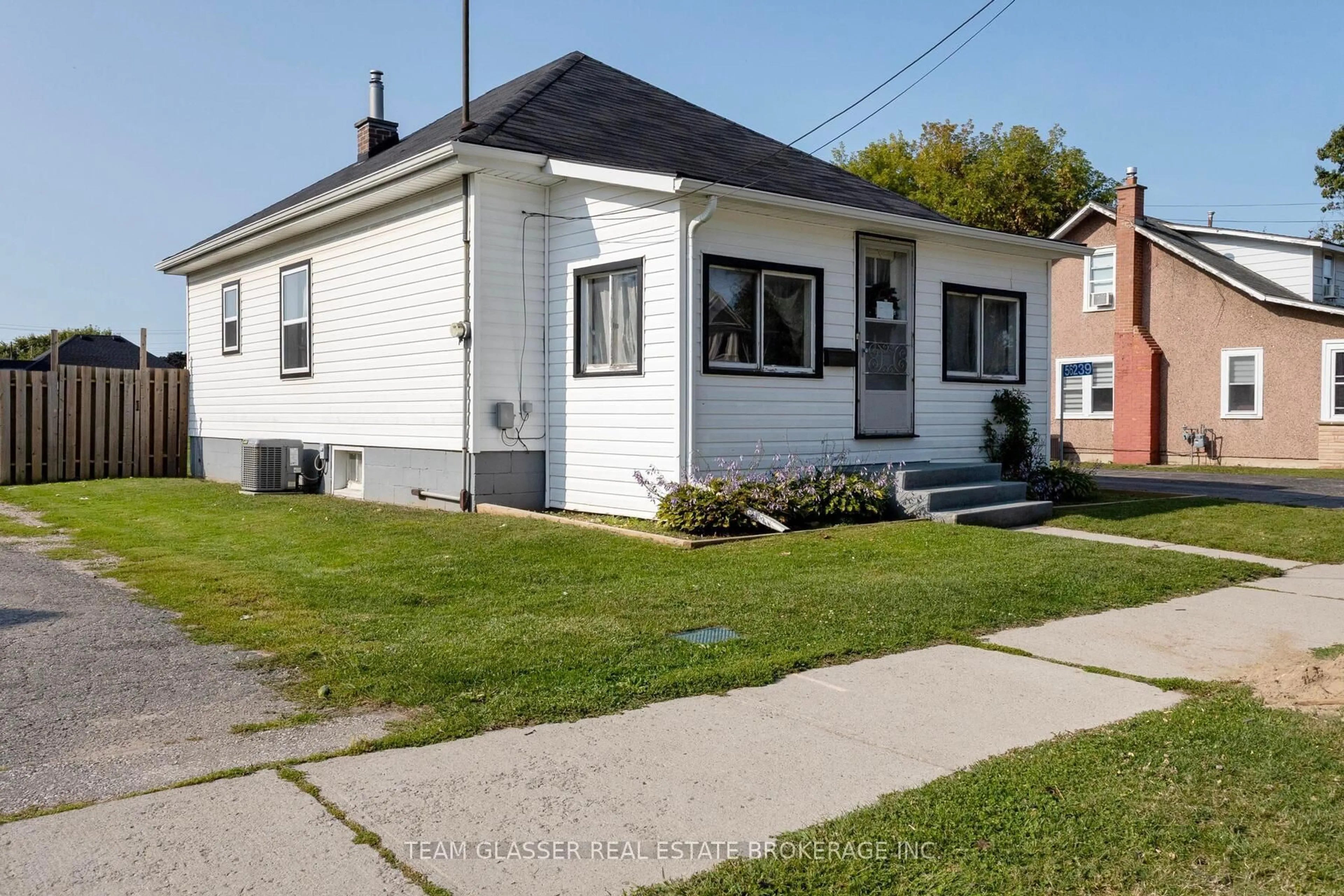 Home with vinyl exterior material, street for 56239 HERITAGE Line, Bayham Ontario N0J 1Y0