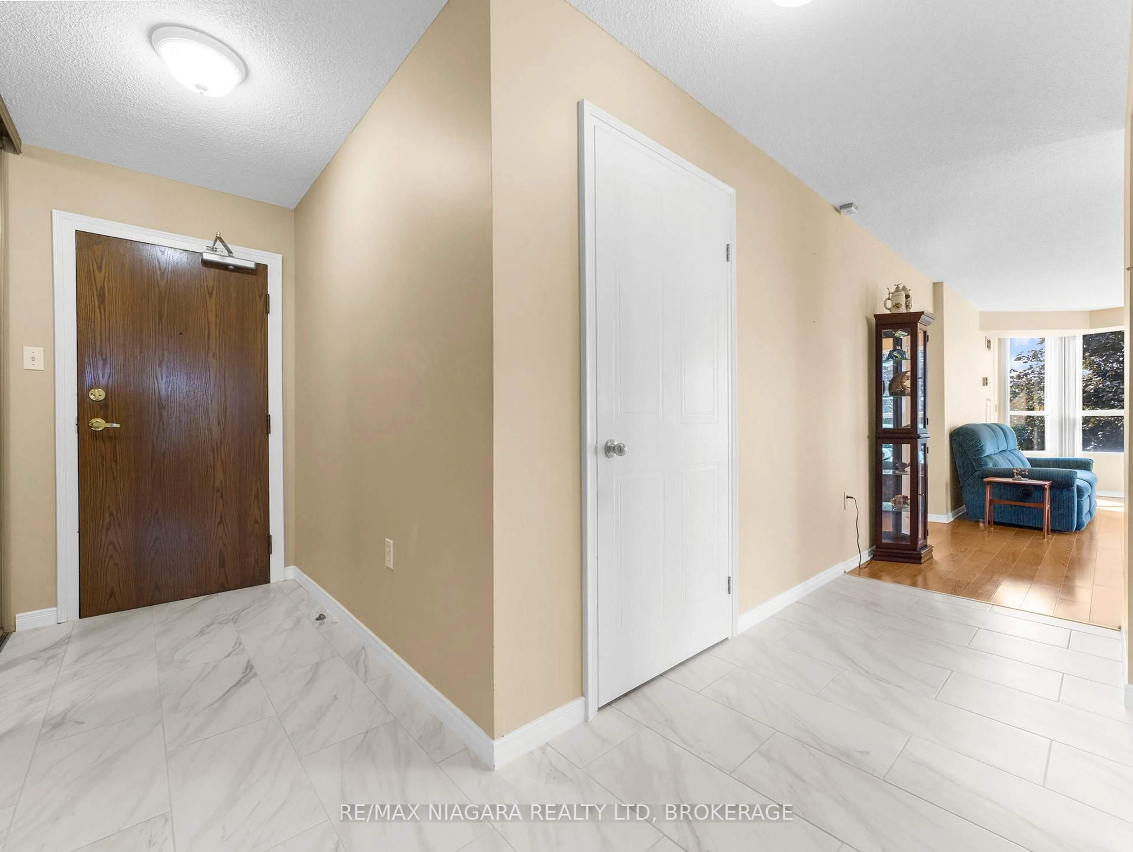 Indoor entryway for 5100 Dorchester Rd #303, Niagara Falls Ontario L2E 7H4