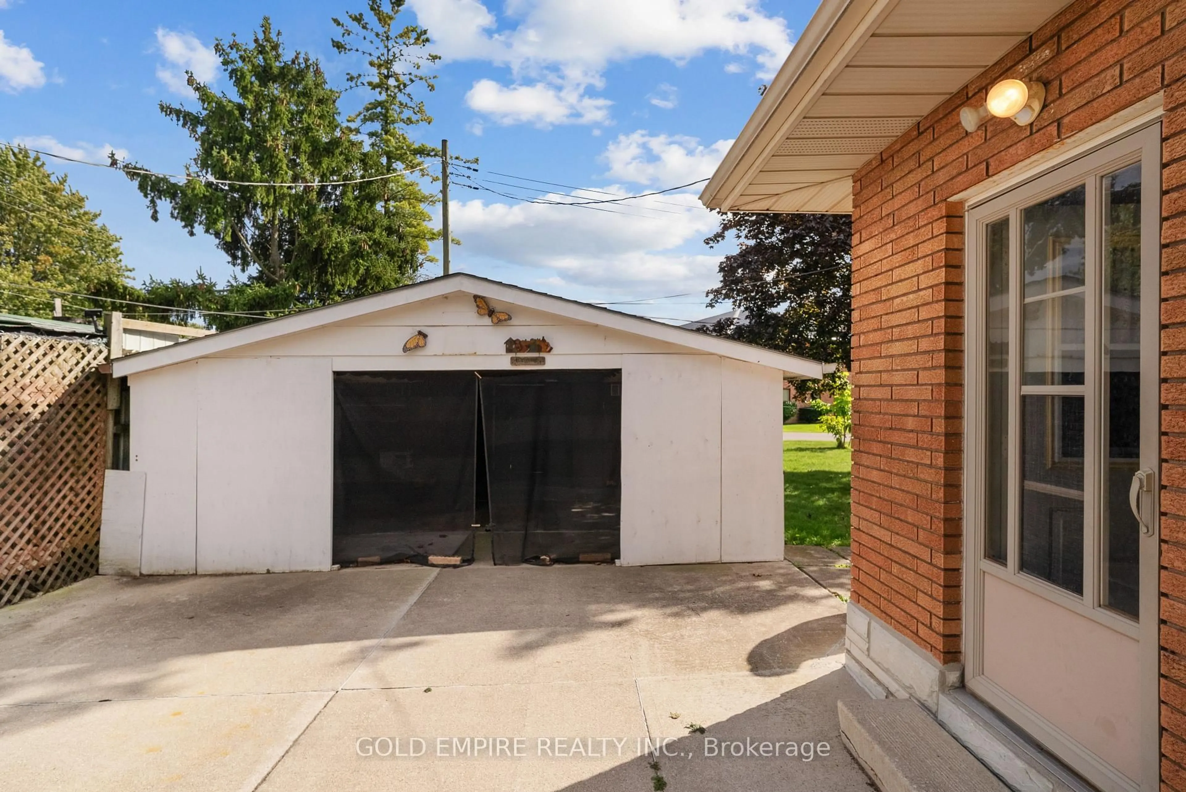 Indoor garage for 19 ST JOSEPH St, St. Thomas Ontario N5R 1S8