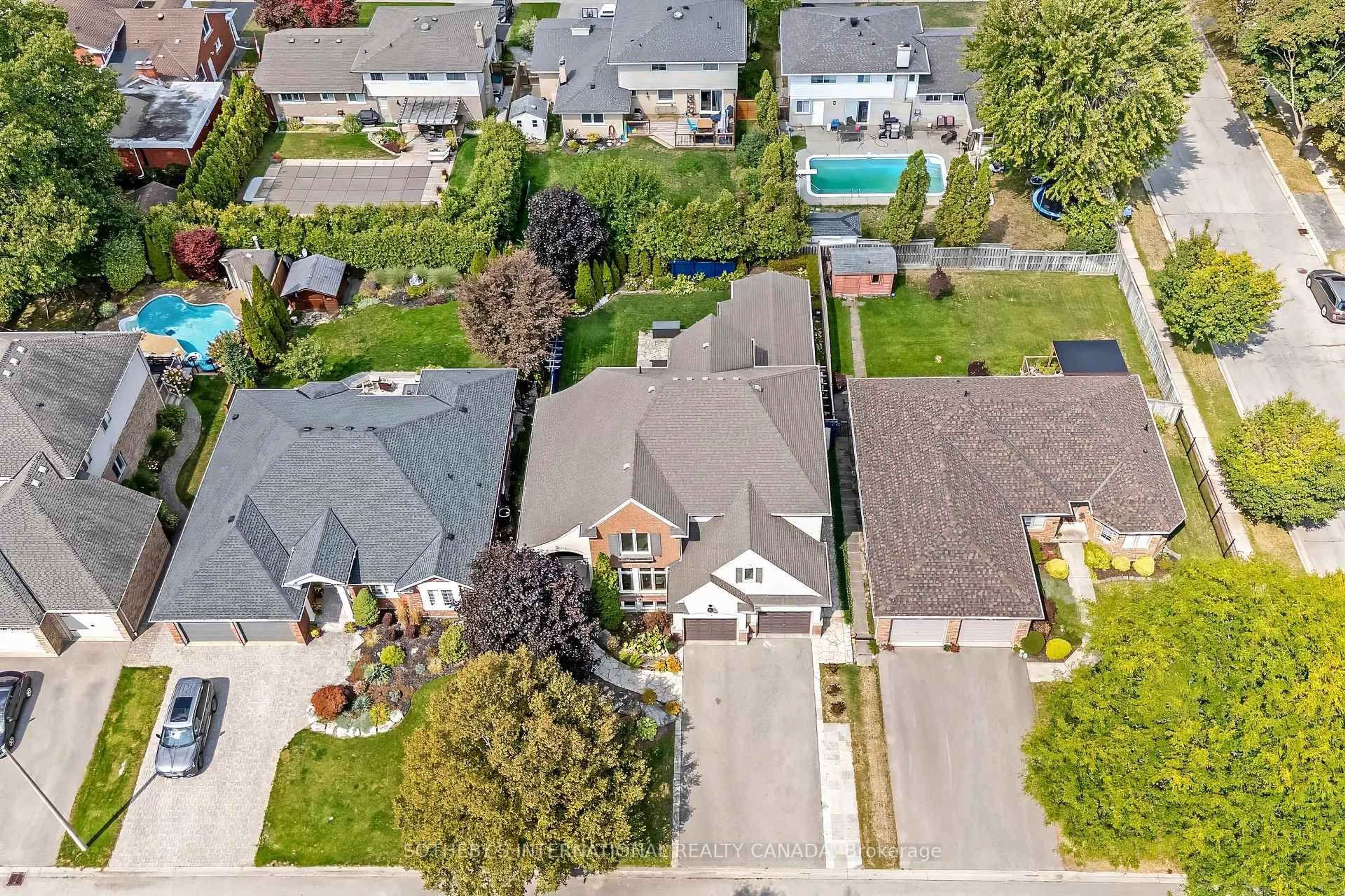 A pic from outside/outdoor area/front of a property/back of a property/a pic from drone, street for 18 Marigold St, Brantford Ontario N3R 5W7