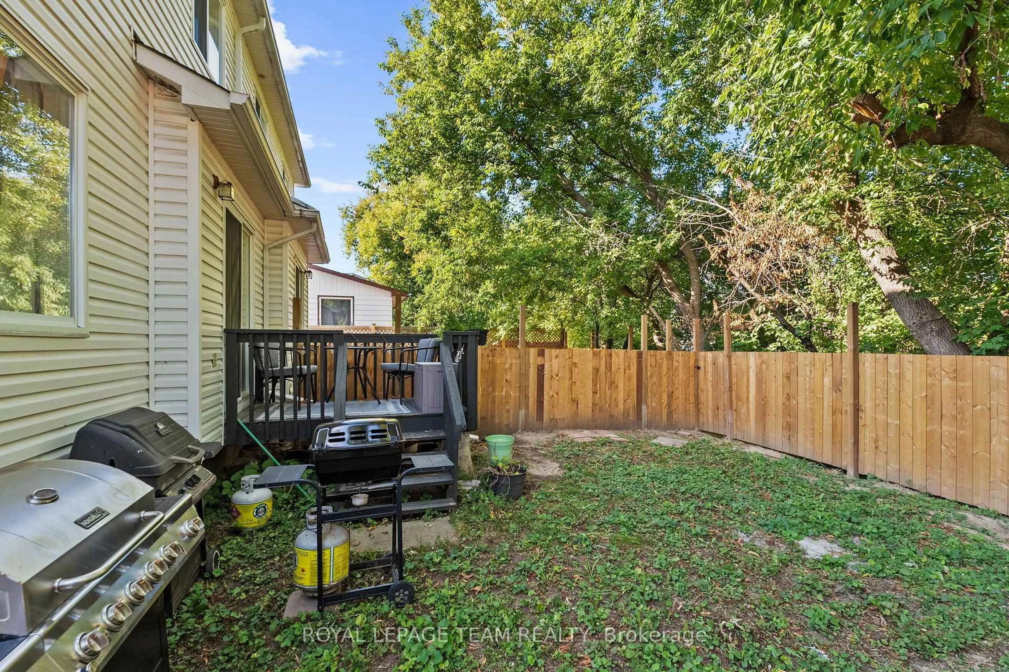 Patio, street for 1991 Banff Ave, Ottawa Ontario K1V 7X6