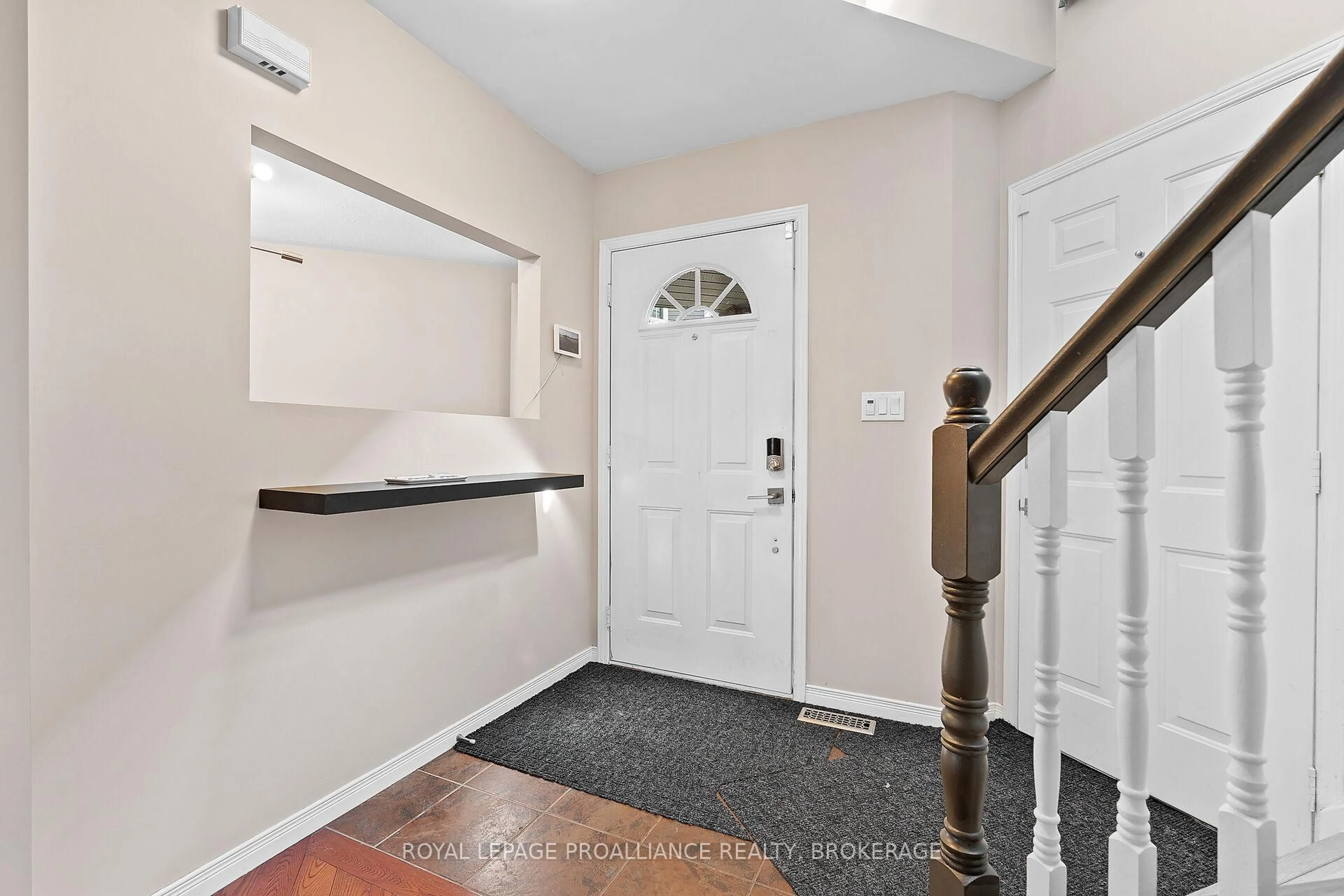 Indoor entryway for 587 Teal Crt, Kingston Ontario K7M 8Z5