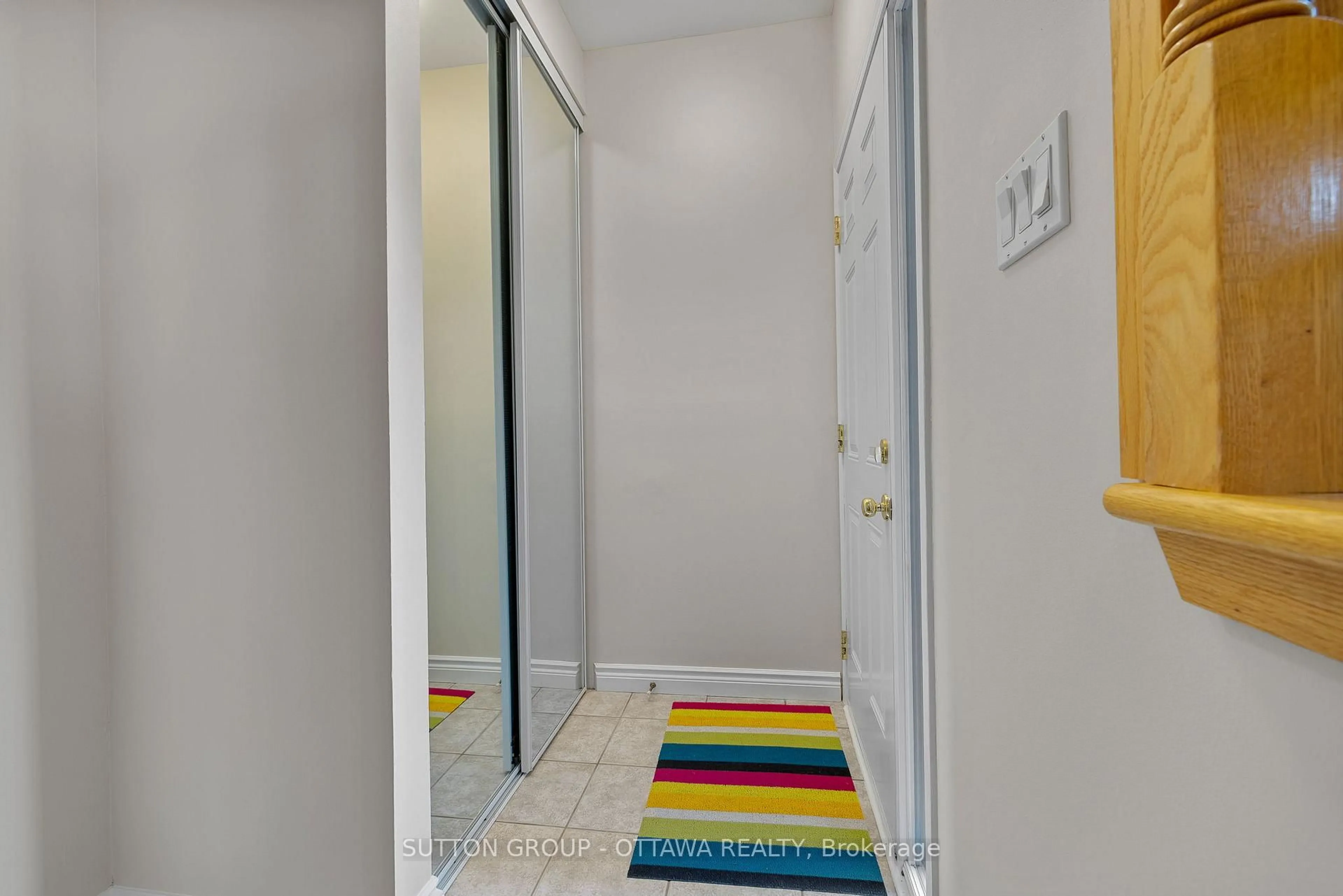 Indoor entryway for 78 Renova #78, Ottawa Ontario K1G 4C6