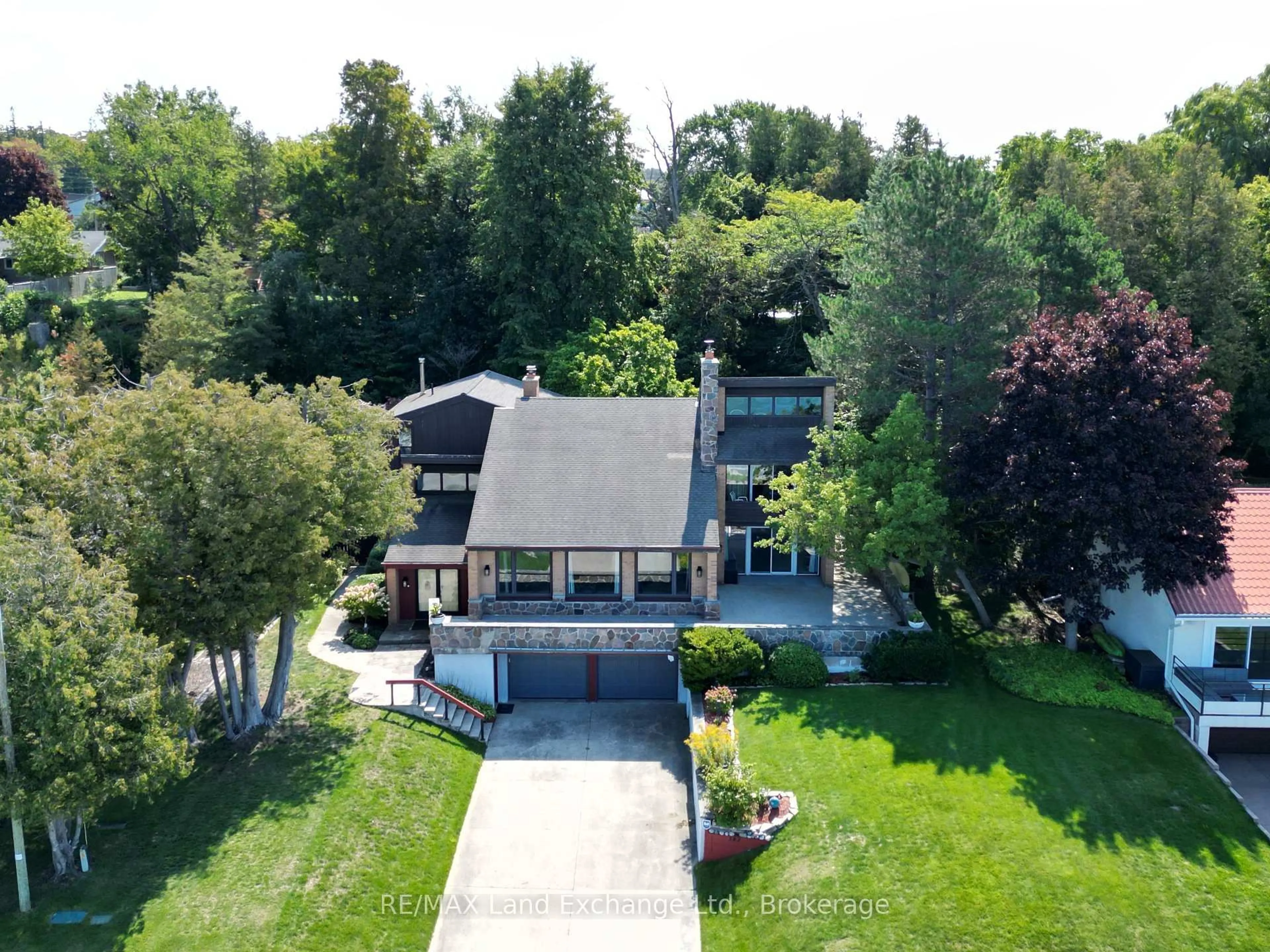 A pic from outside/outdoor area/front of a property/back of a property/a pic from drone, unknown for 147 Goderich St, Kincardine Ontario N2Z 2K9