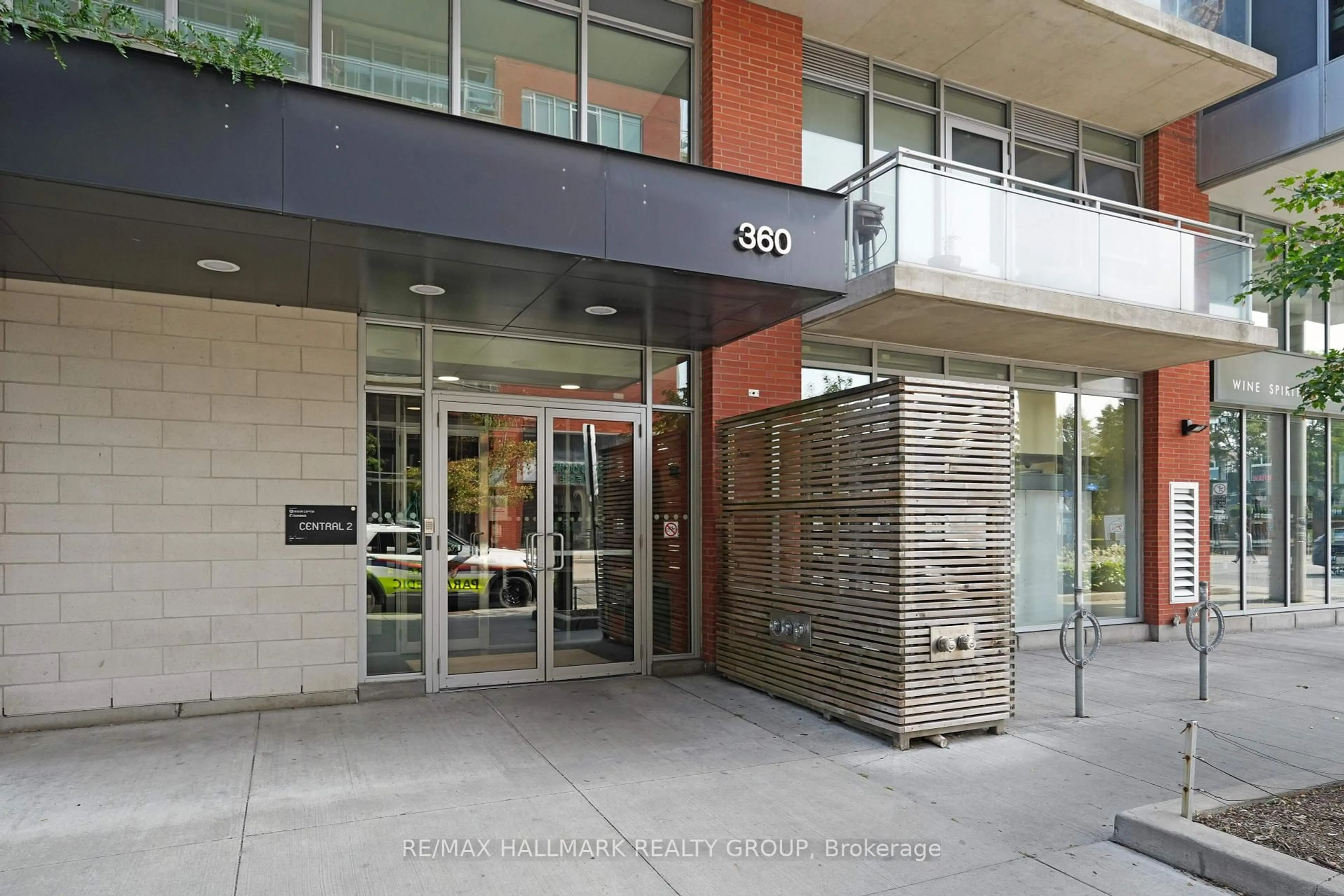 Indoor foyer for 360 Mcleod St #Penthouse 804, Ottawa Ontario K2P 1A9