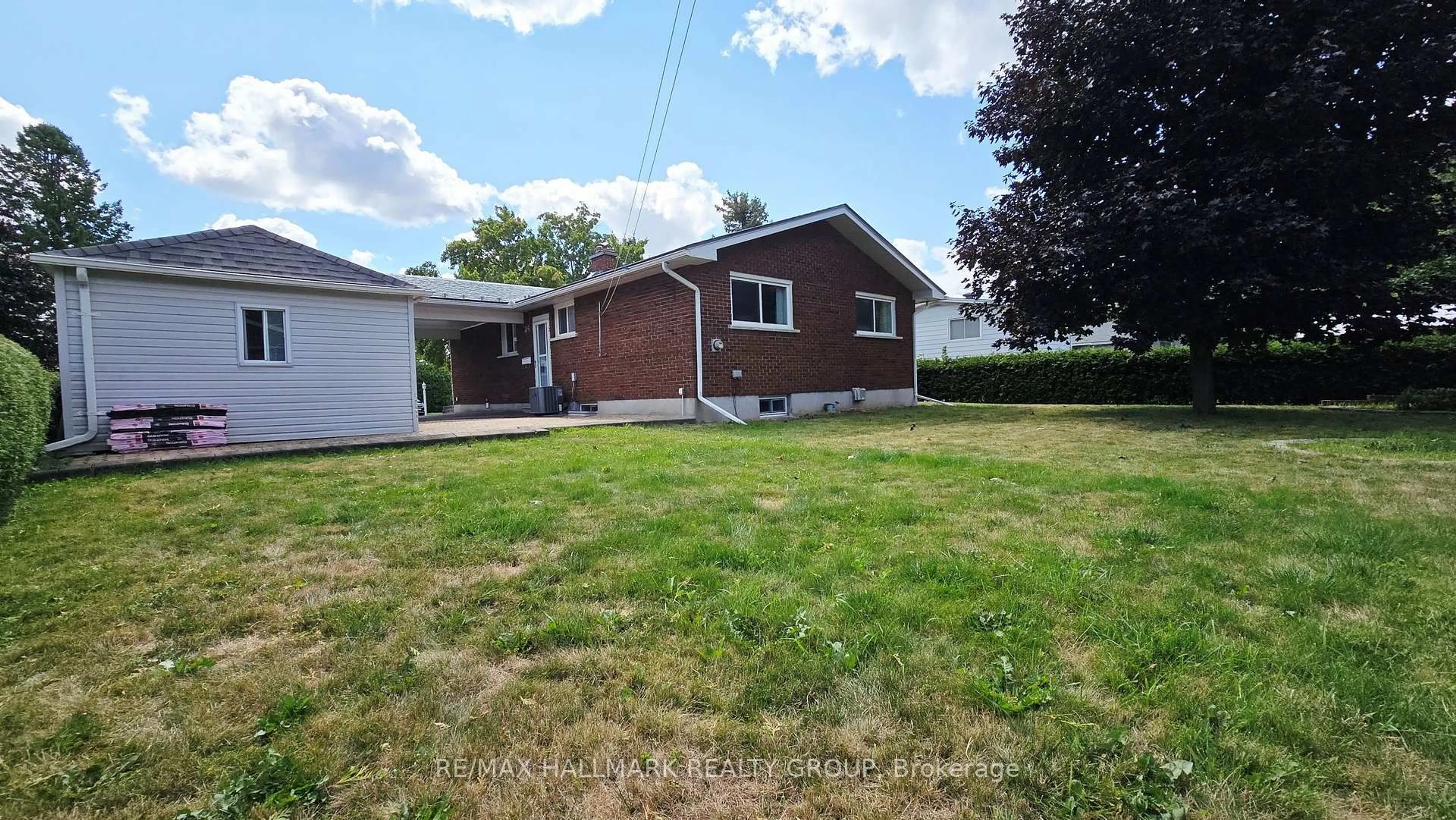 A pic from outside/outdoor area/front of a property/back of a property/a pic from drone, street for 38 Hadley Circ, Nepean Ontario K2H 6N9