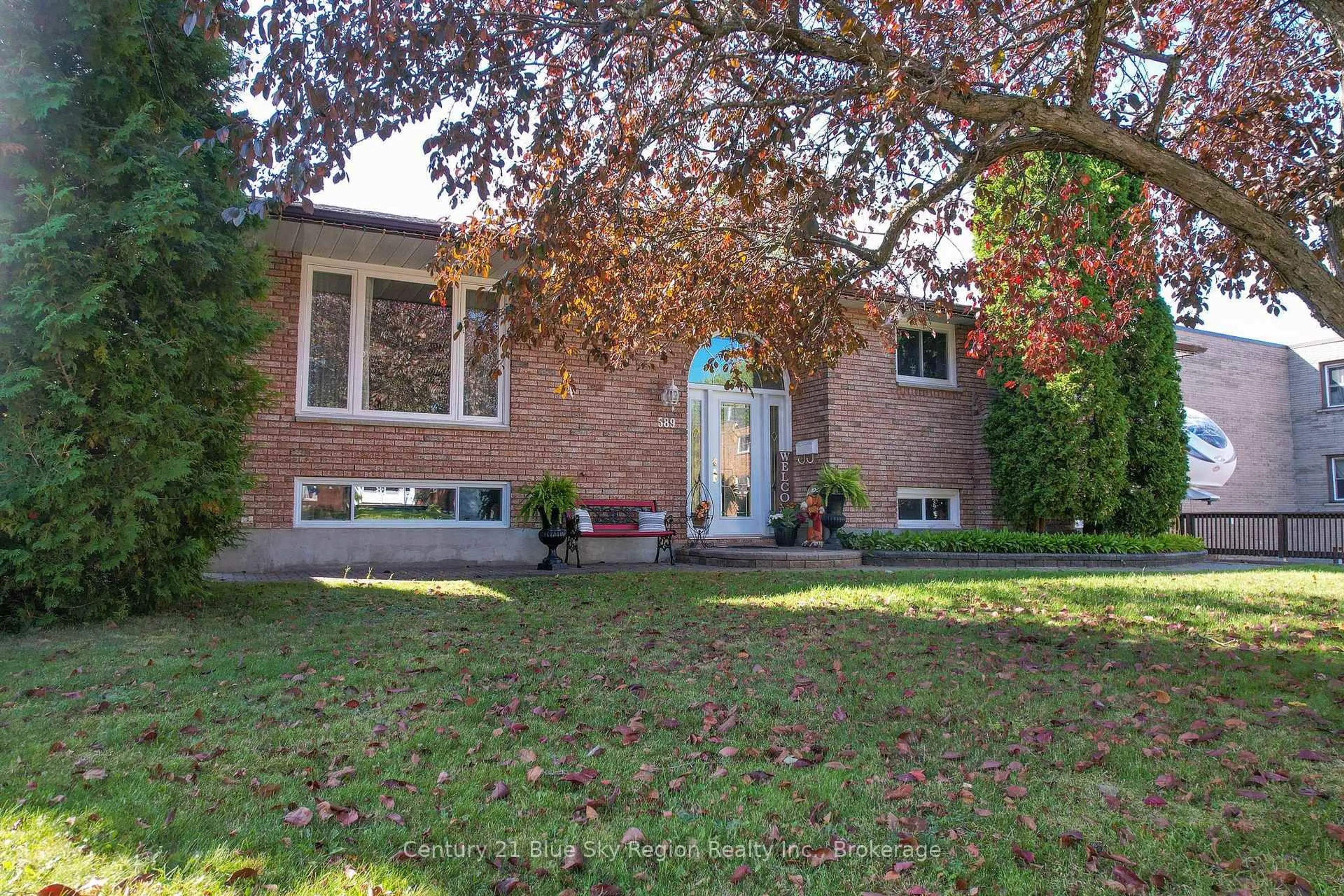Home with brick exterior material, street for 589 Elmwood Ave, North Bay Ontario P1B 8X8