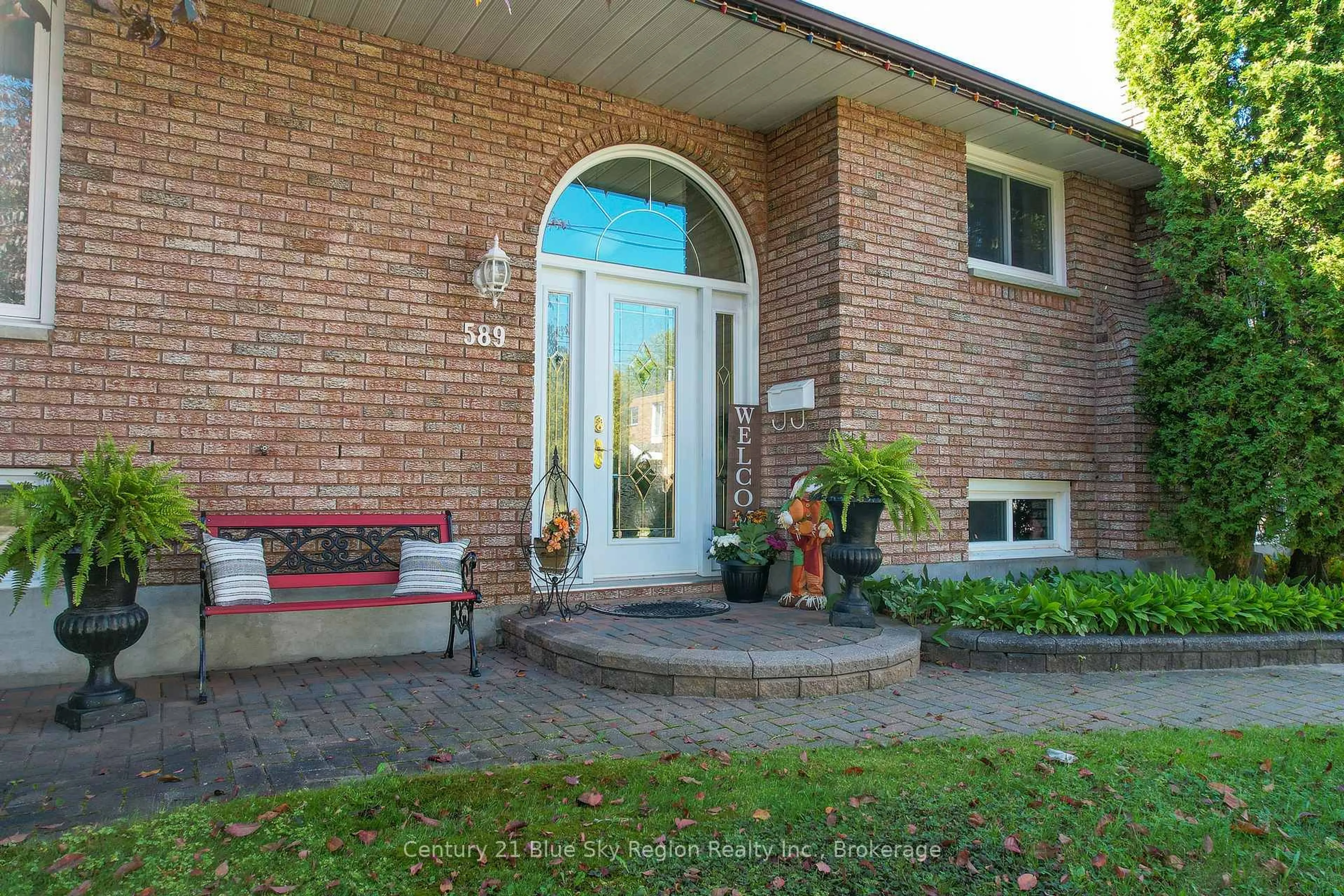 Indoor foyer for 589 Elmwood Ave, North Bay Ontario P1B 8X8
