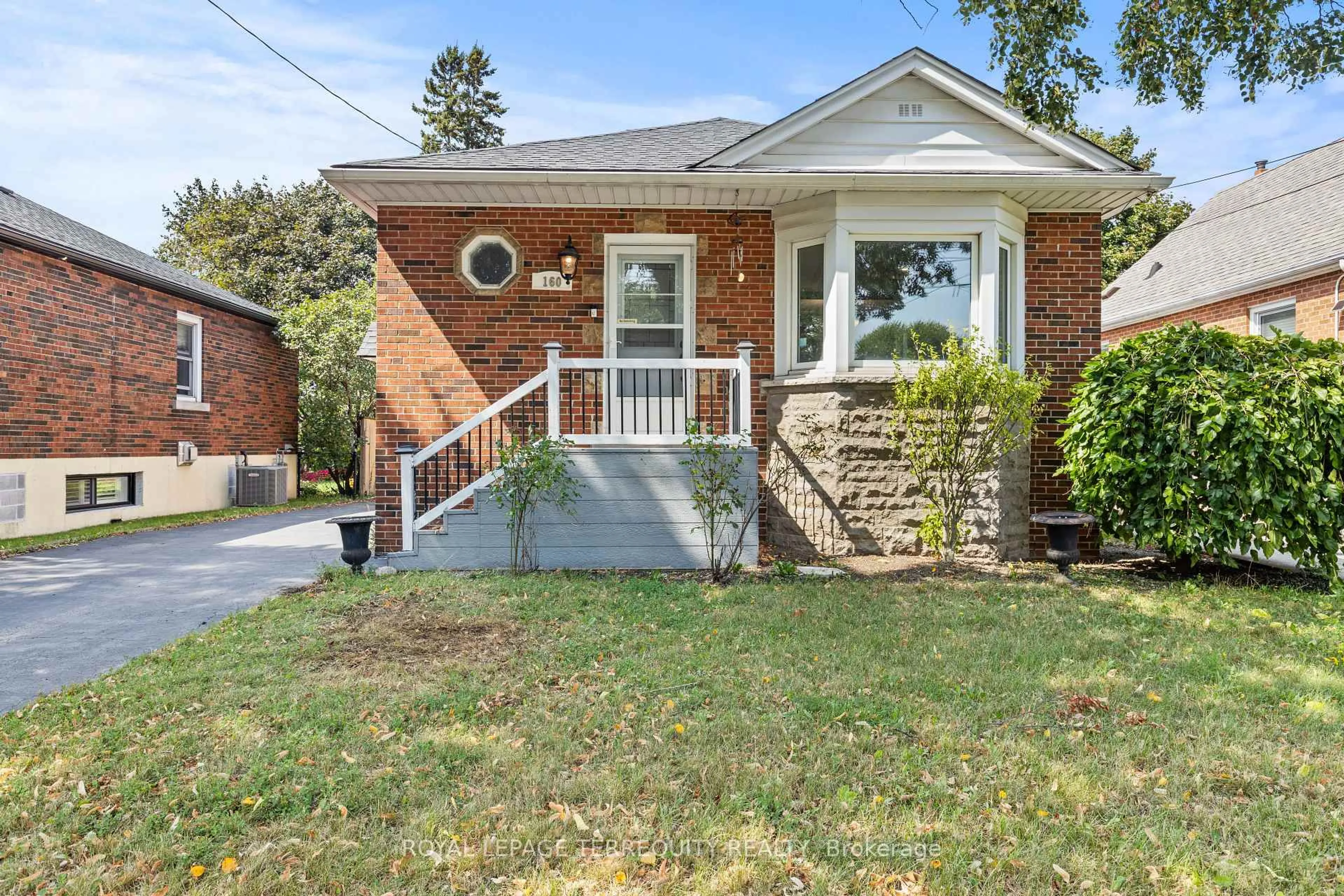 Home with brick exterior material, street for 160 East 34th St, Hamilton Ontario L8V 3W6